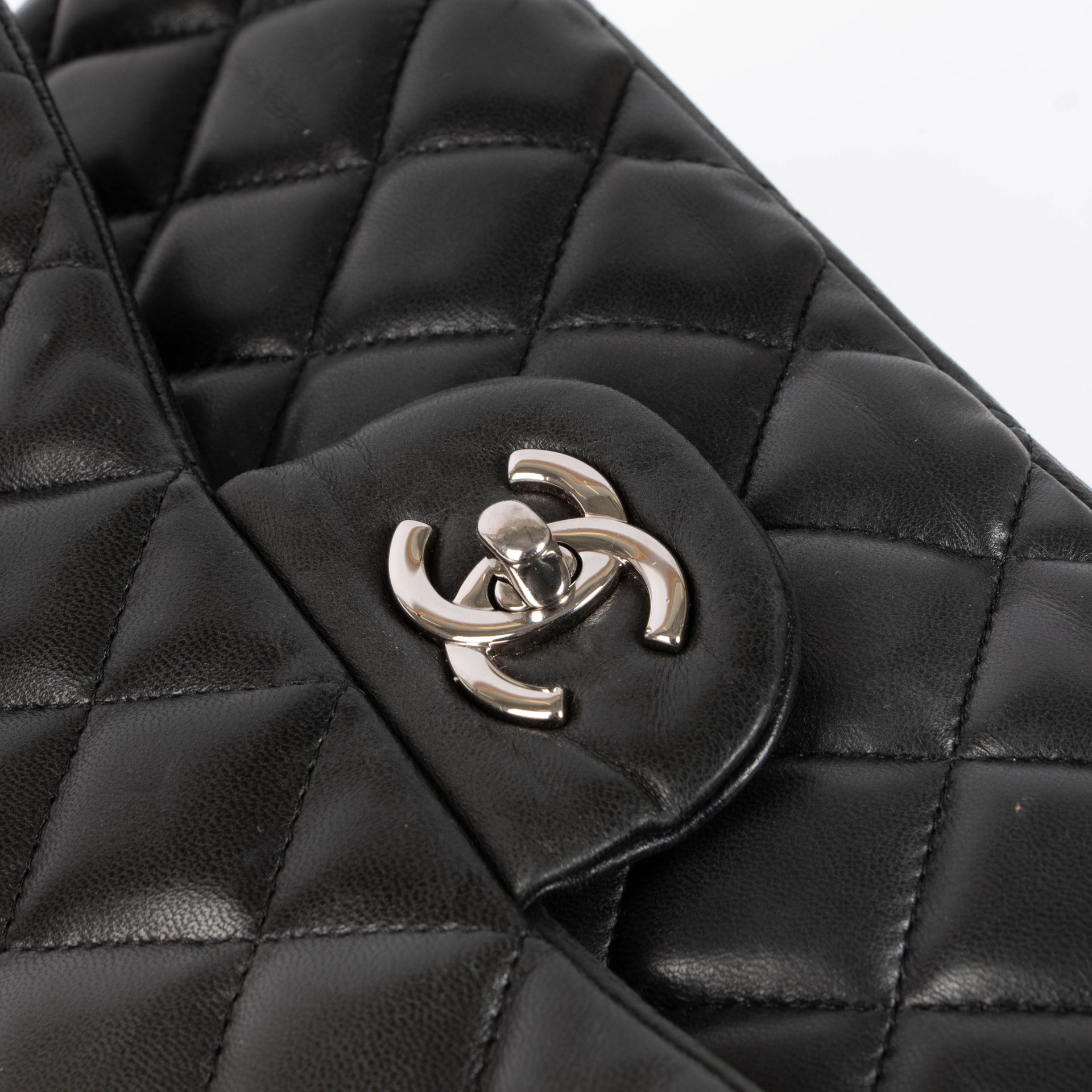 Shop the authentic Chanel Black Jumbo Classic Flap Bag second hand on Labellov.com