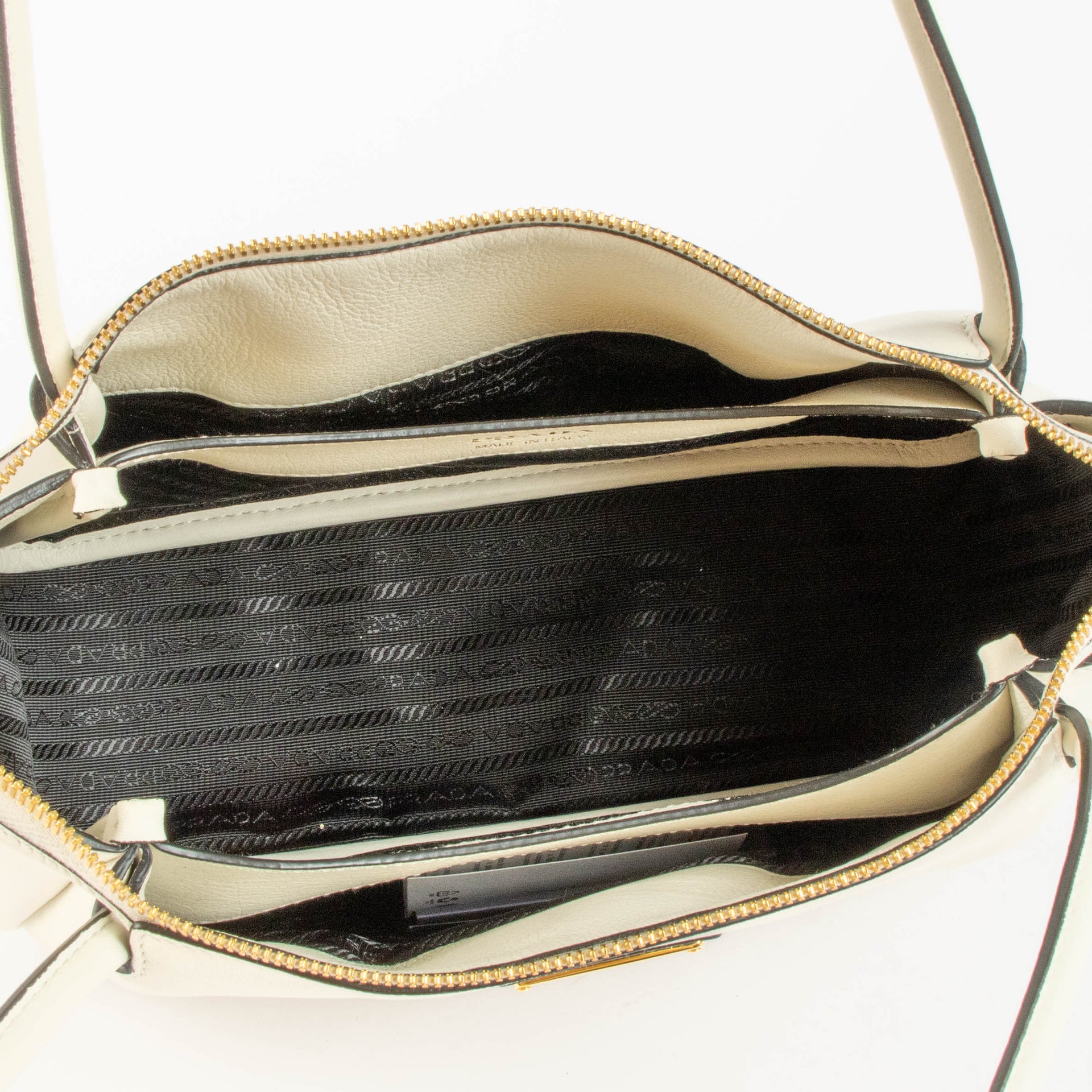 Shop the authentic Prada White Leather Medium Darling Shoulder Bag second hand on Labellov.com