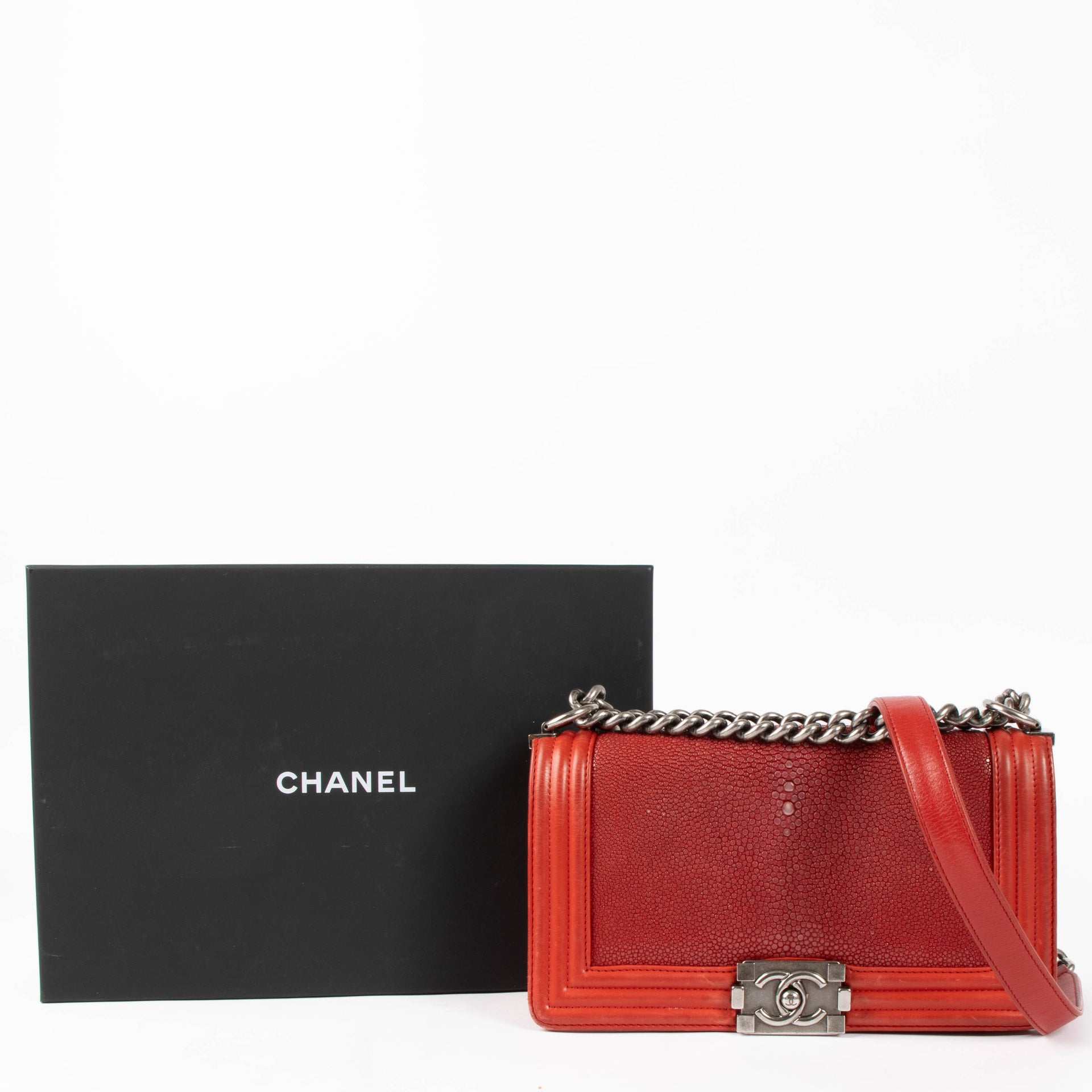 Chanel Rode Galuchat Medium Boy Chanel Tas