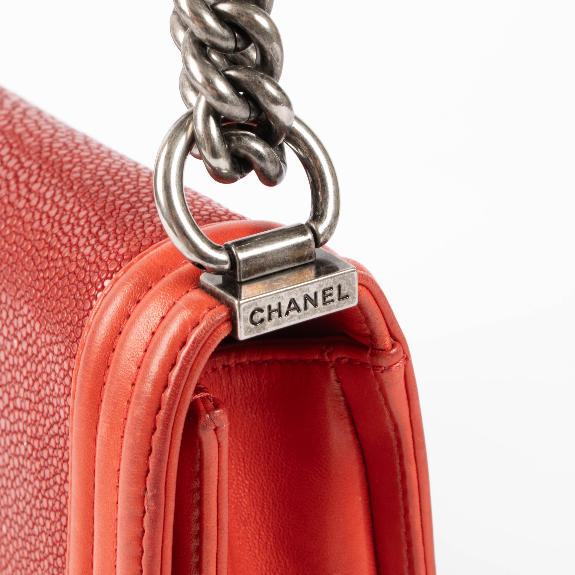 Chanel Rode Galuchat Medium Boy Chanel Tas