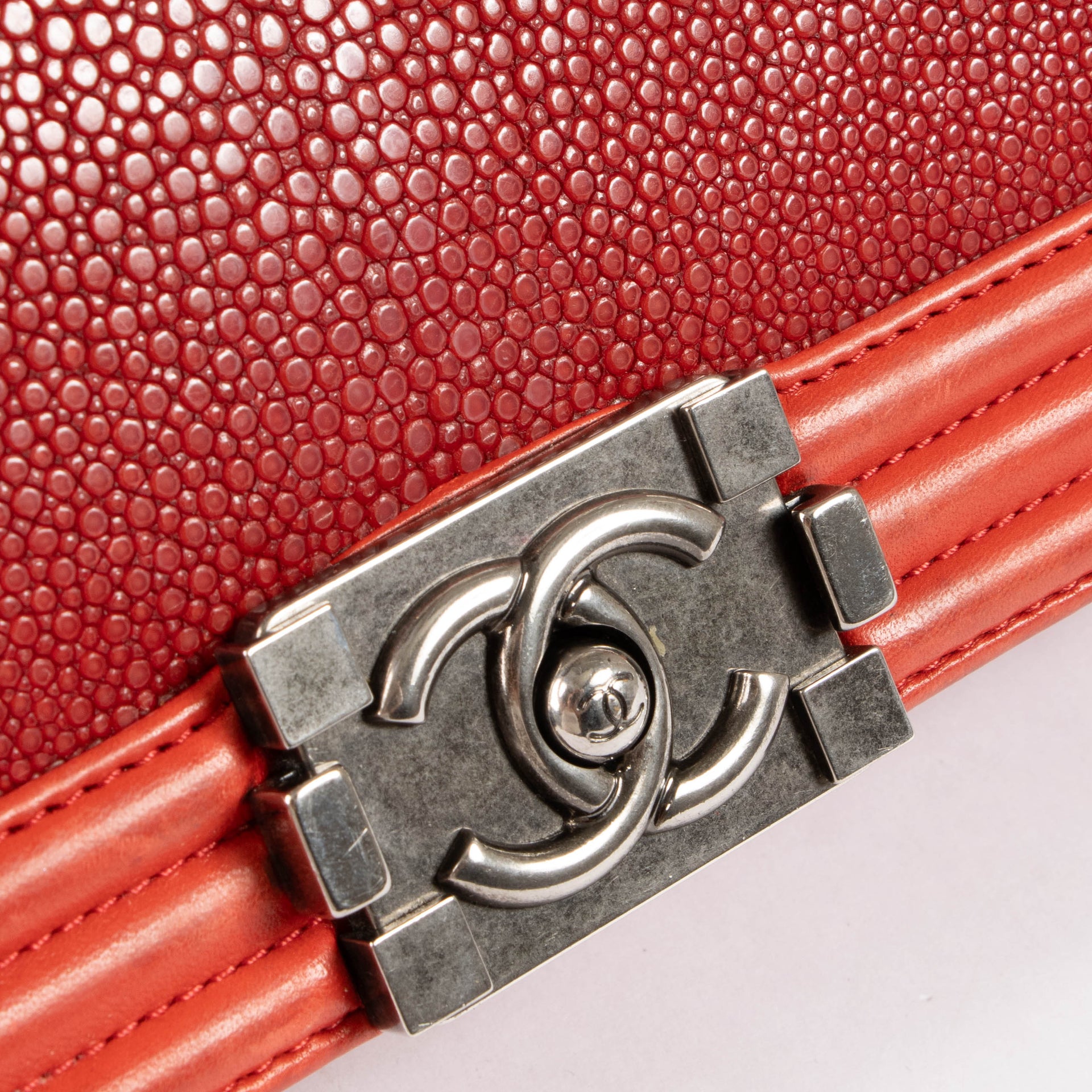 Chanel Rode Galuchat Medium Boy Chanel Tas