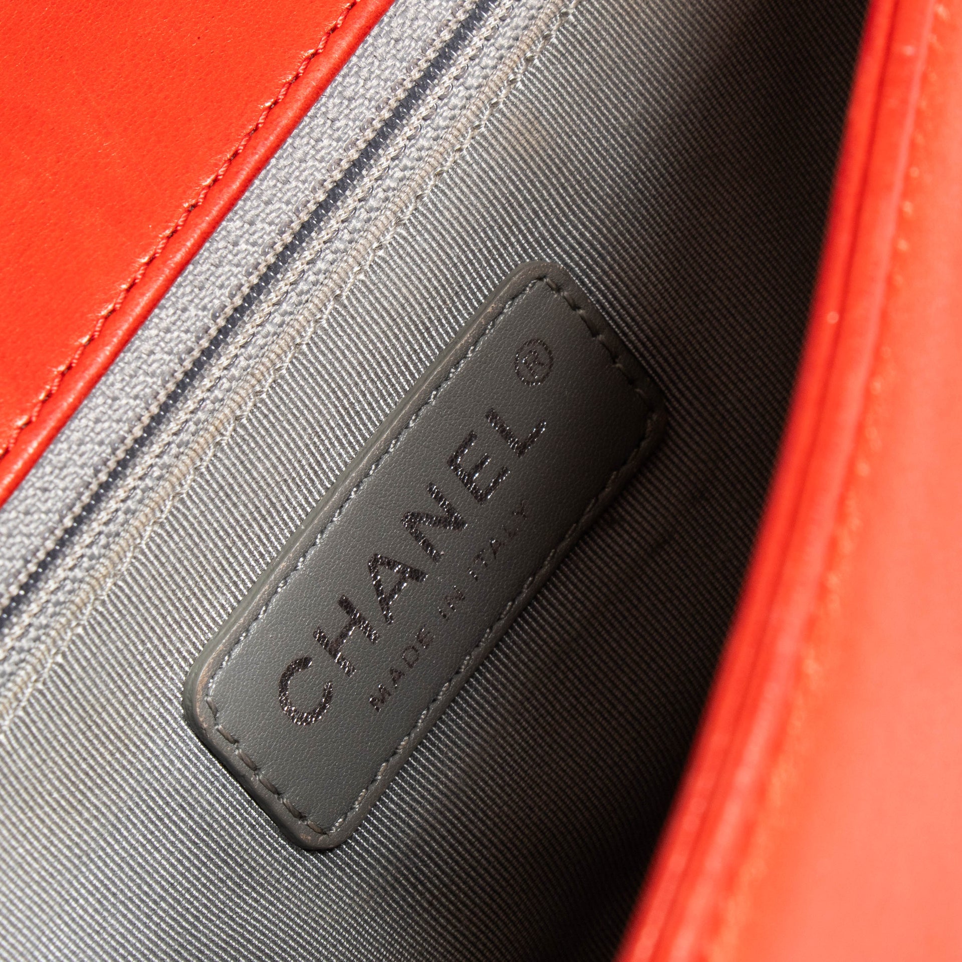 Chanel Rode Galuchat Medium Boy Chanel Tas