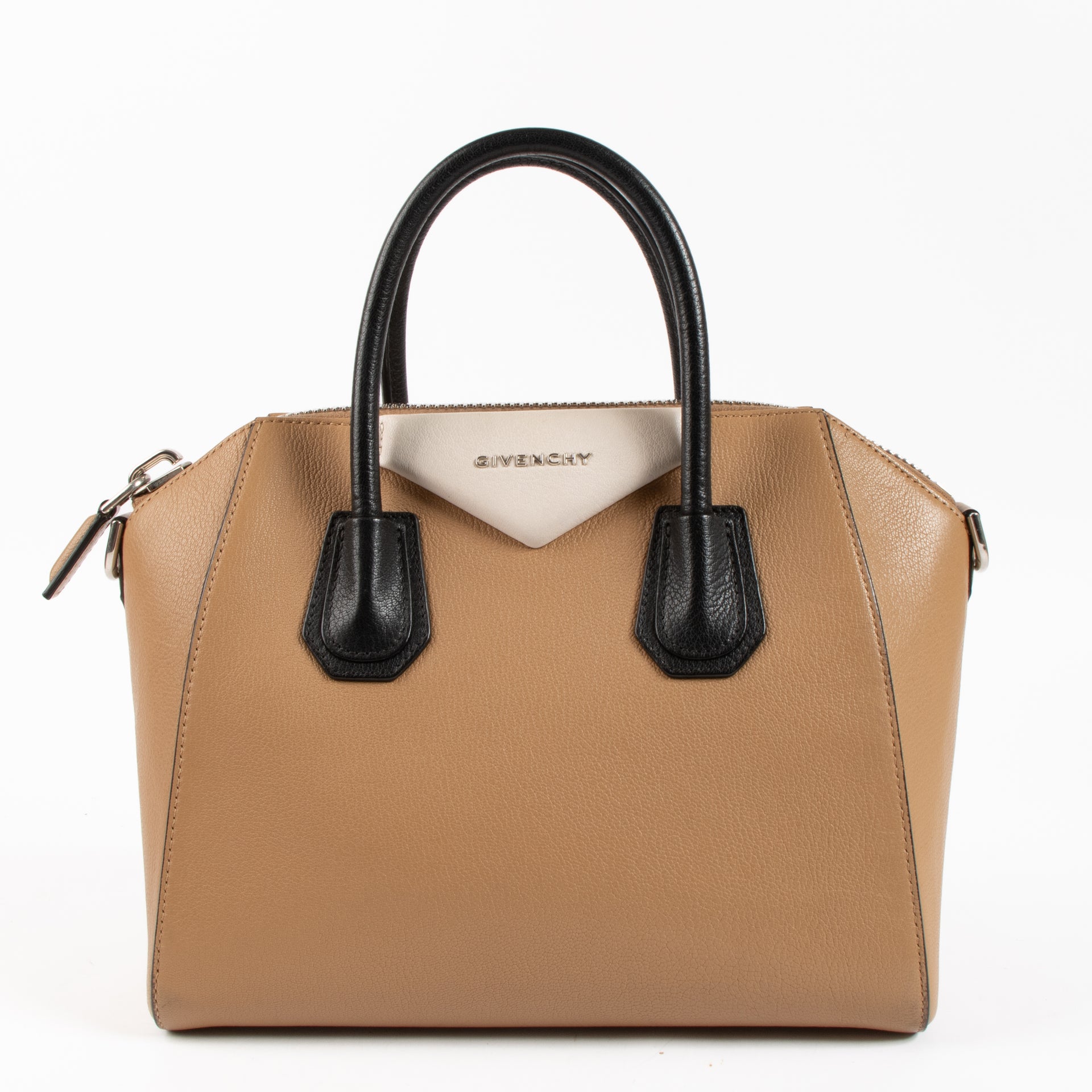 Shop the authentic Givenchy Tricolor Antigona Small Bag on Labellov.com !