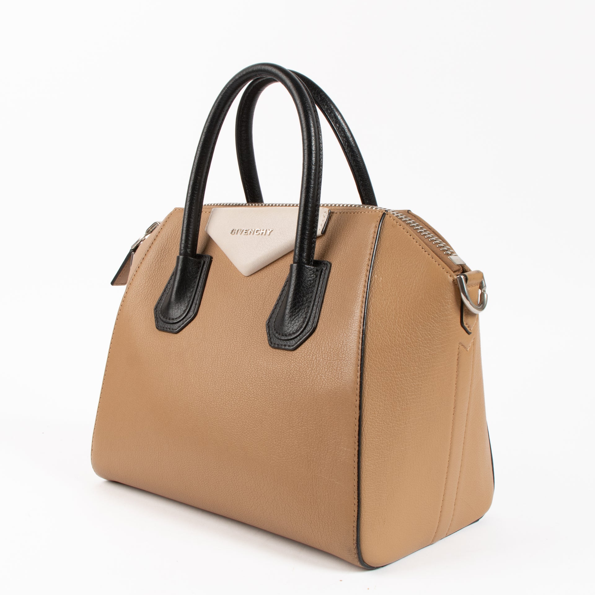 Shop the authentic Givenchy Tricolor Antigona Small Bag on Labellov.com !