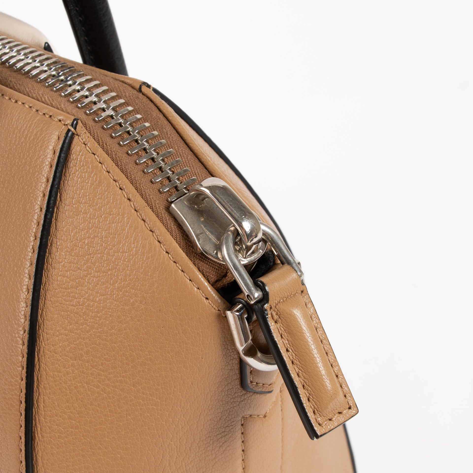 Shop the authentic Givenchy Tricolor Antigona Small Bag on Labellov.com !