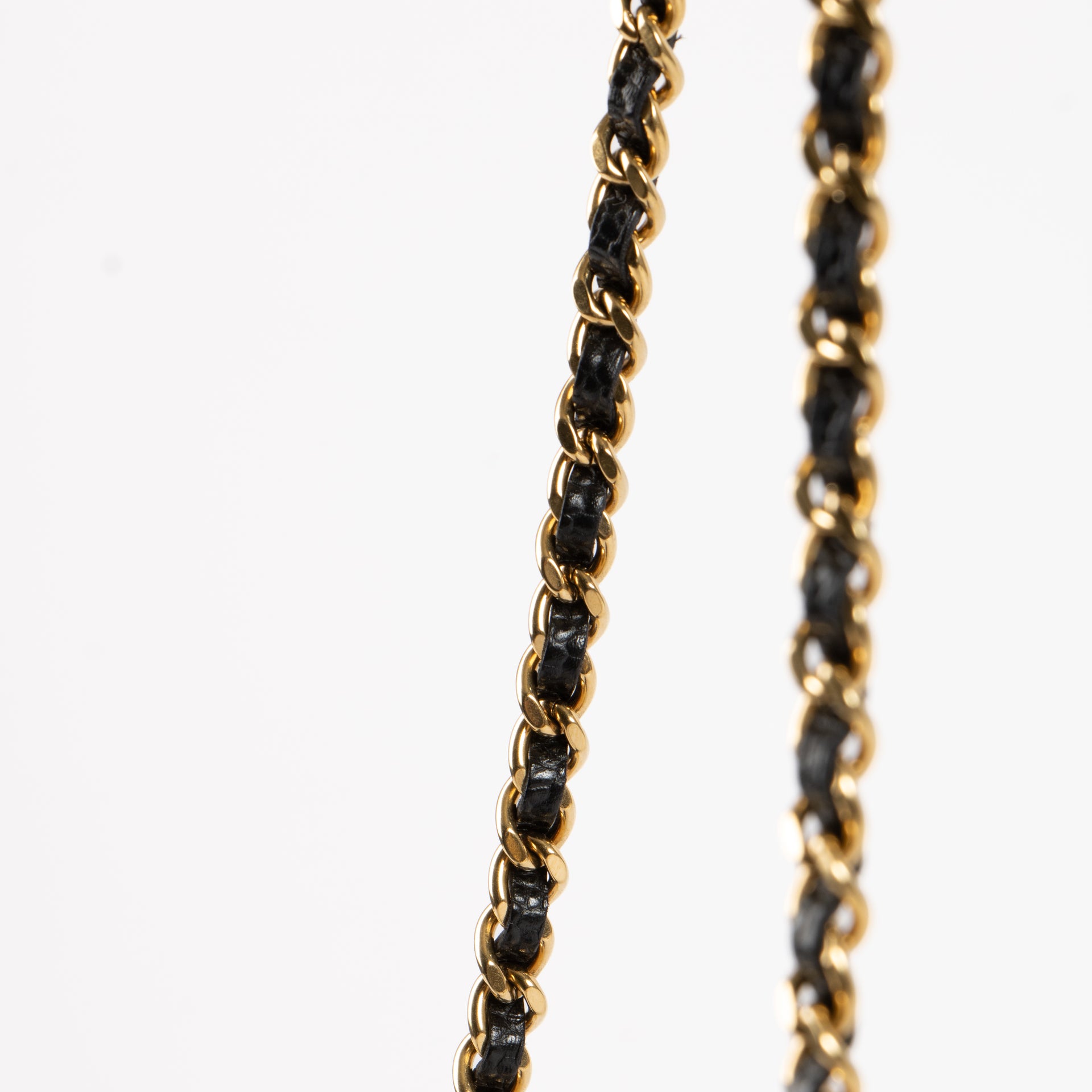 Shop the authentic Chanel Black Caviar Wallet On Chain on Labellov.com !