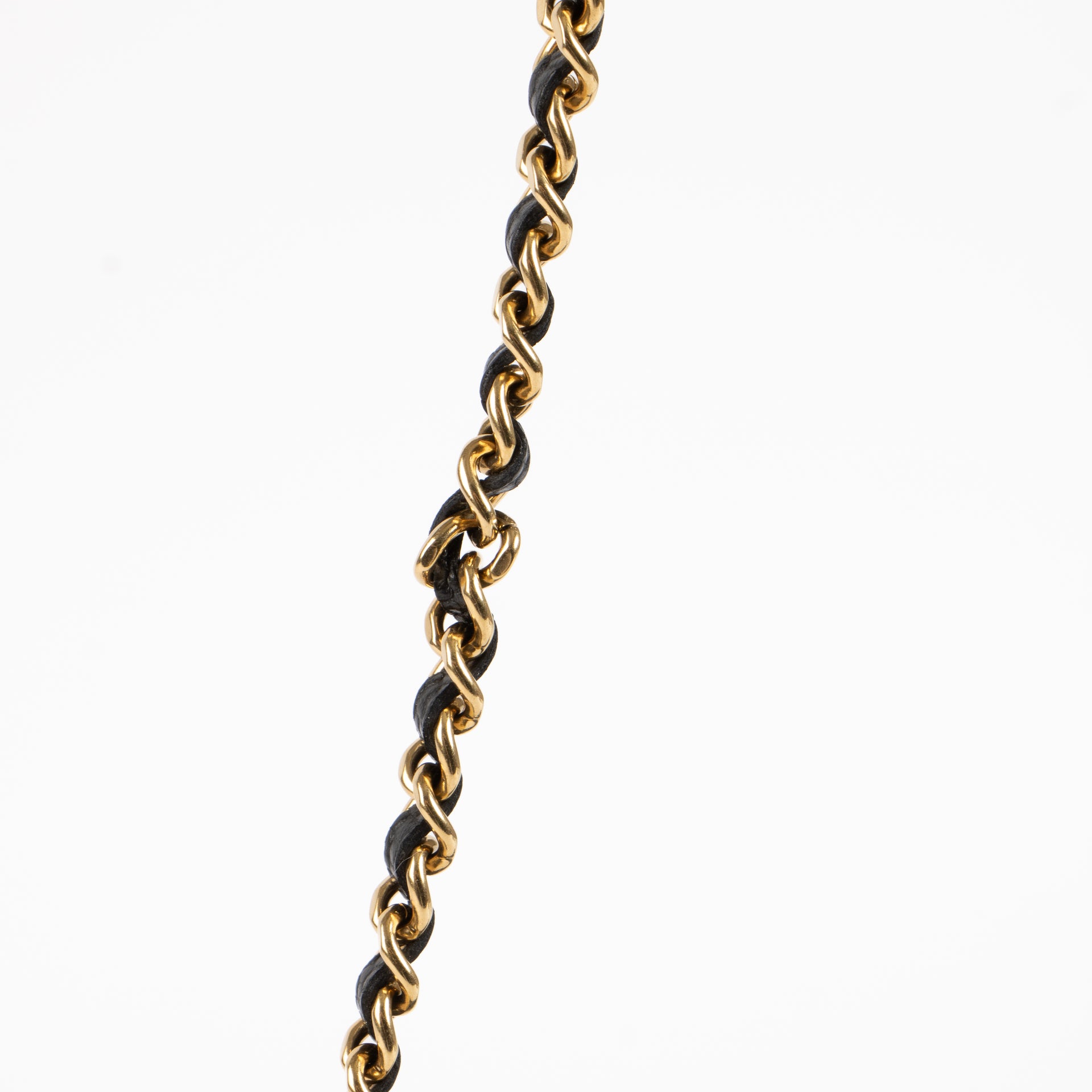 Shop the authentic Chanel Black Caviar Wallet On Chain on Labellov.com !