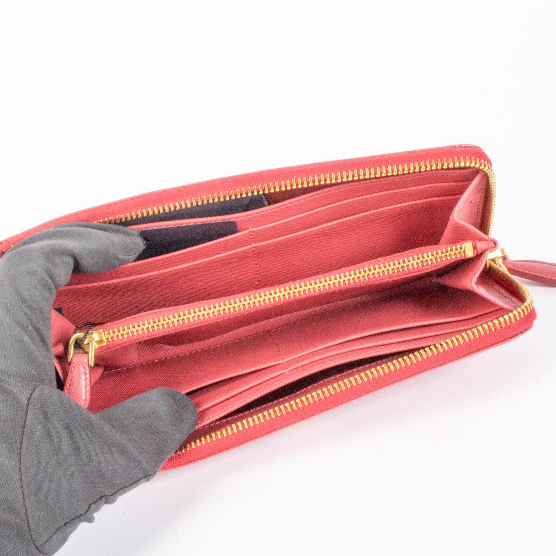 Shop the authentic Prada Pink Saffiano Wallet second hand on Labellov.com