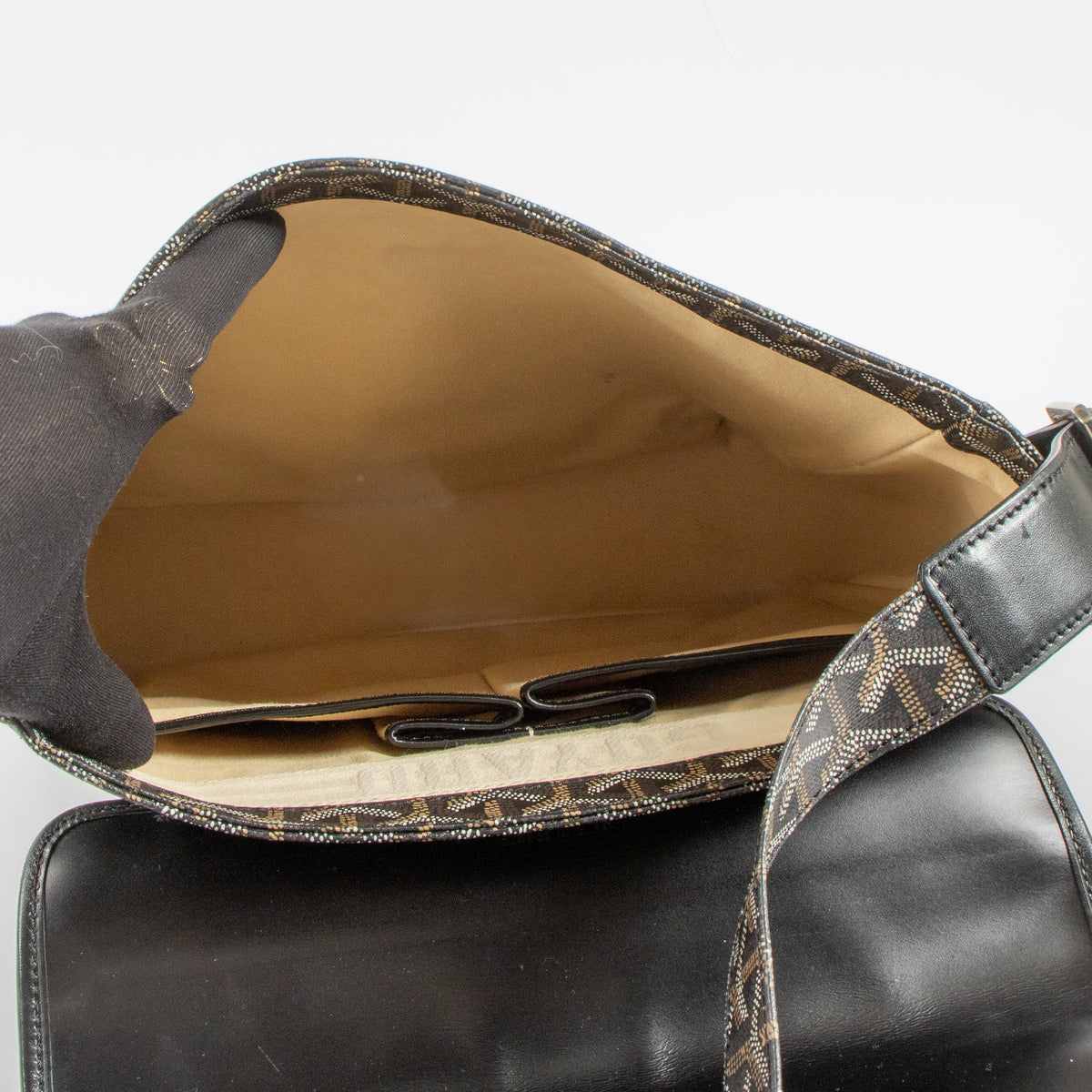 Shop the authentic Goyard Black Urbain Messenger Bag second hand on Labellov.com!