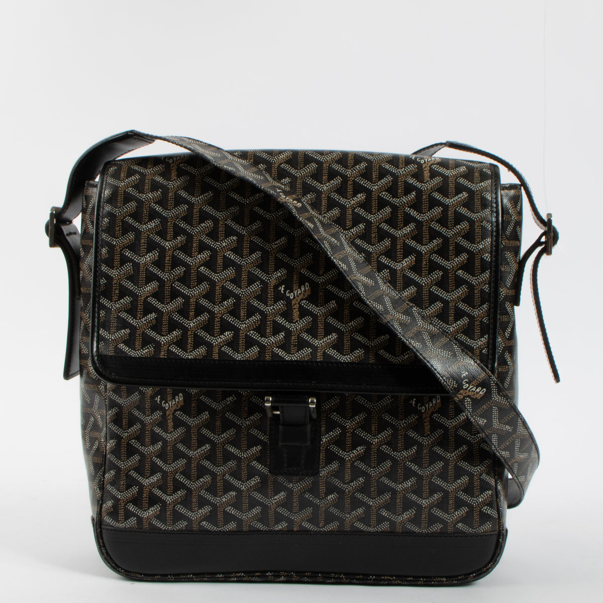 Shop the authentic Goyard Black Urbain Messenger Bag second hand on Labellov.com!