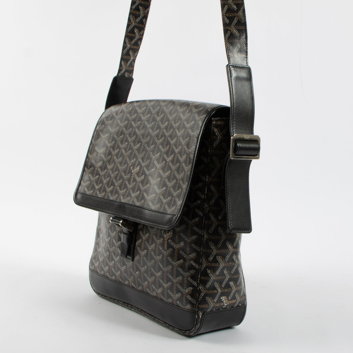 Shop the authentic Goyard Black Urbain Messenger Bag second hand on Labellov.com!