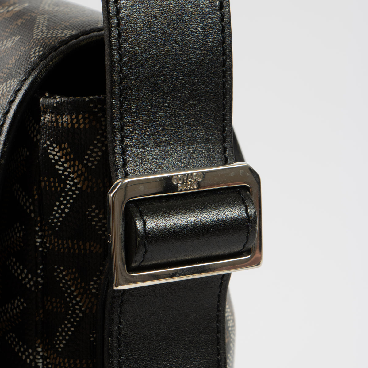 Shop the authentic Goyard Black Urbain Messenger Bag second hand on Labellov.com!