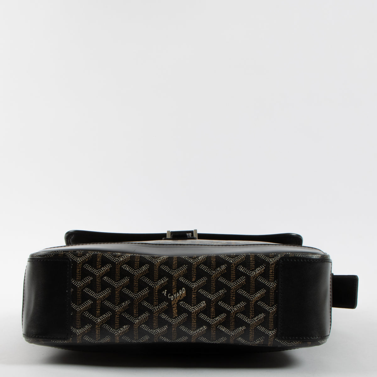 Shop the authentic Goyard Black Urbain Messenger Bag second hand on Labellov.com!