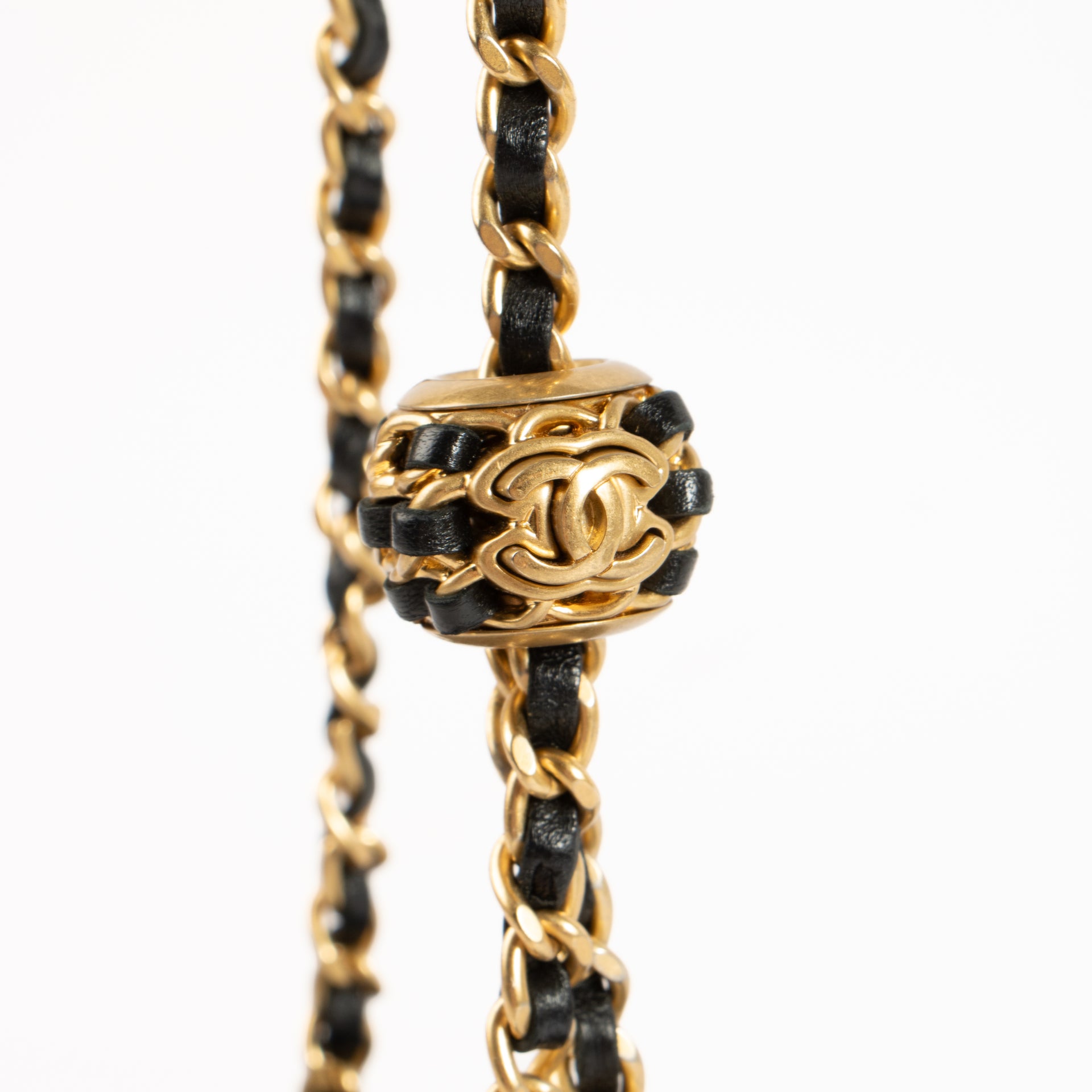 Shop the authentic Chanel Black Pearl Crush Vanity Chain Shoulder Bag on Labellov.com !