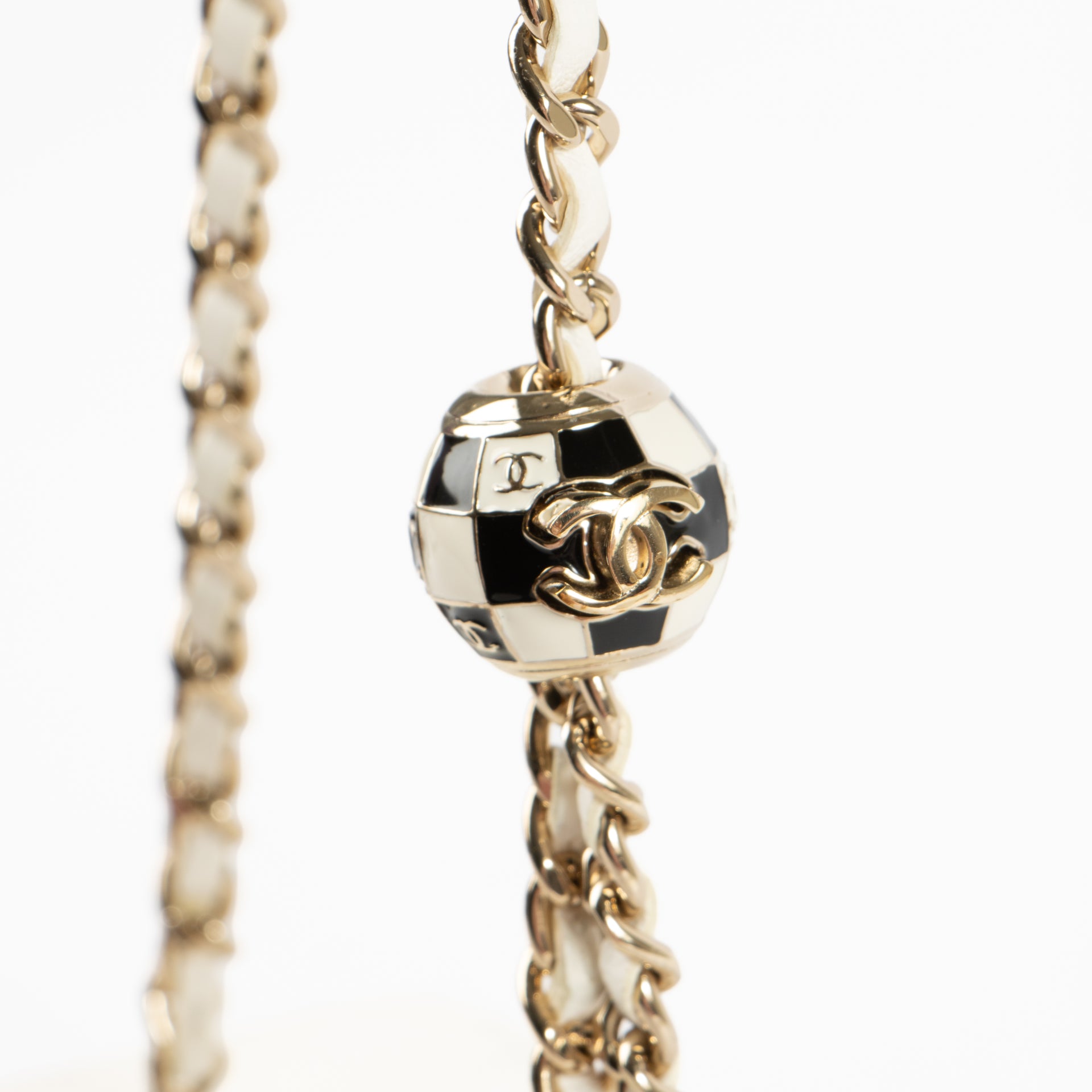 Shop the authentic Chanel White Pearl Crush Vanity Chain Shoulder Bag on Labellov.com !