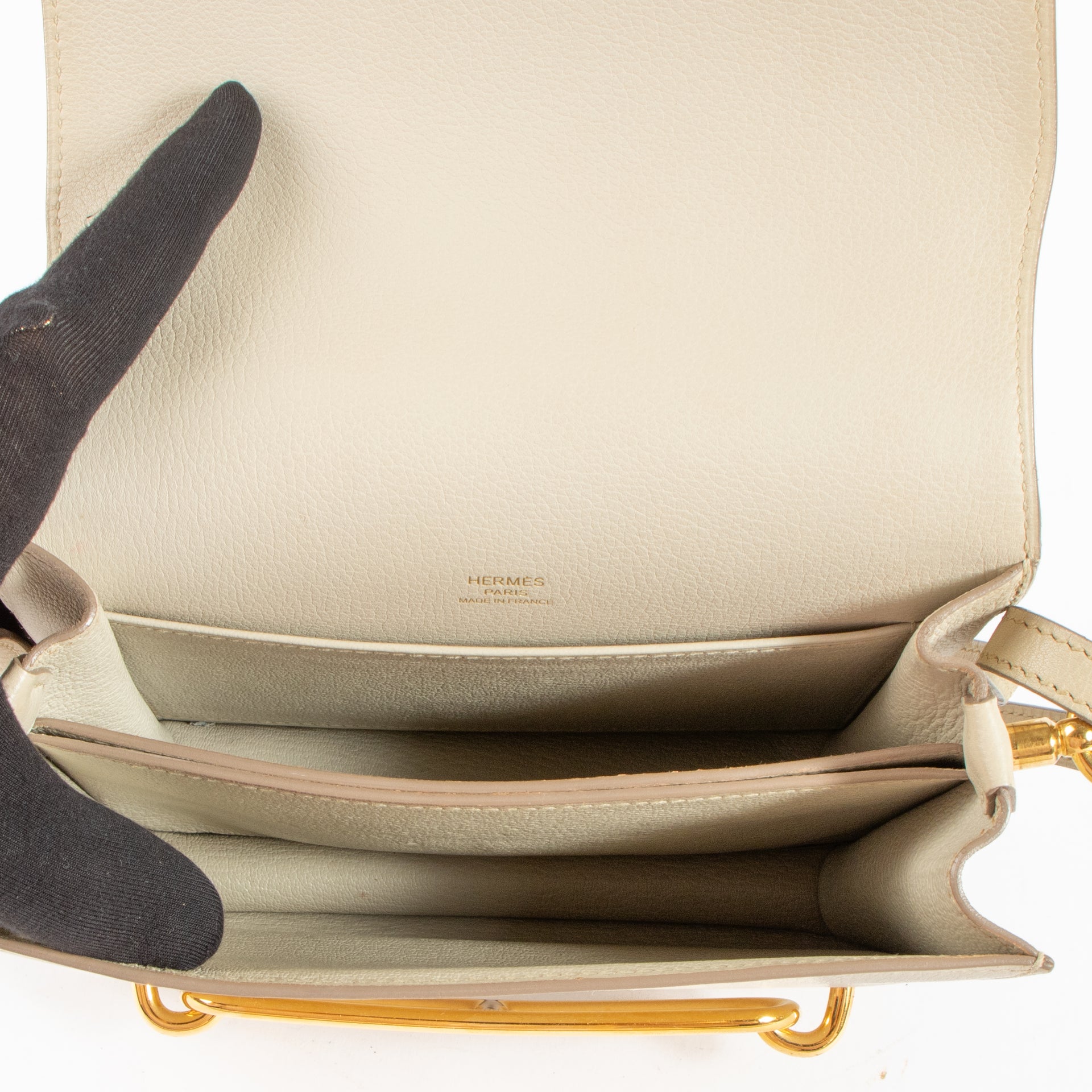 Shop the authentic Hermès Béton Evercolor Roulis 18 Bag on Labellov.com !
