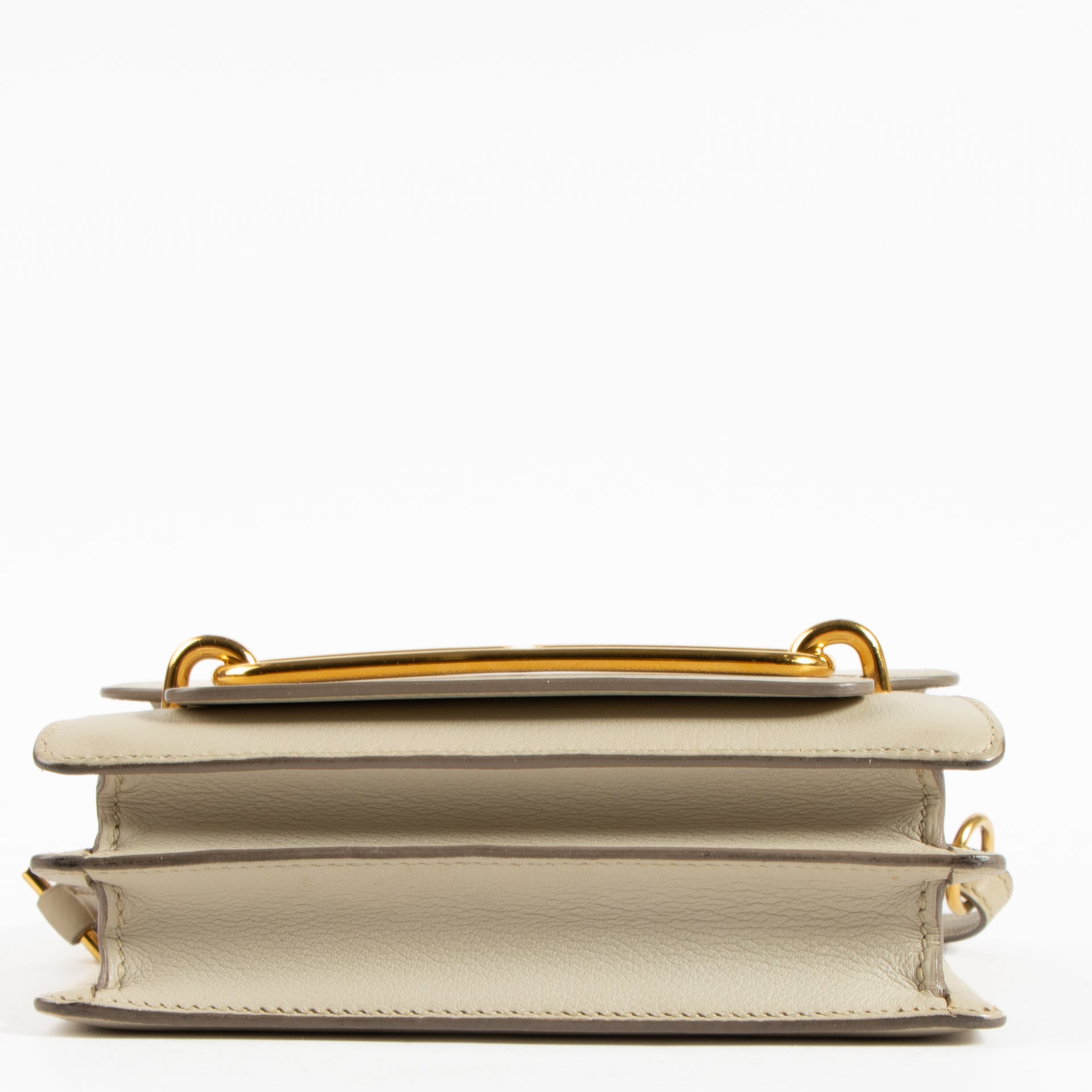 Shop the authentic Hermès Béton Evercolor Roulis 18 Bag on Labellov.com !