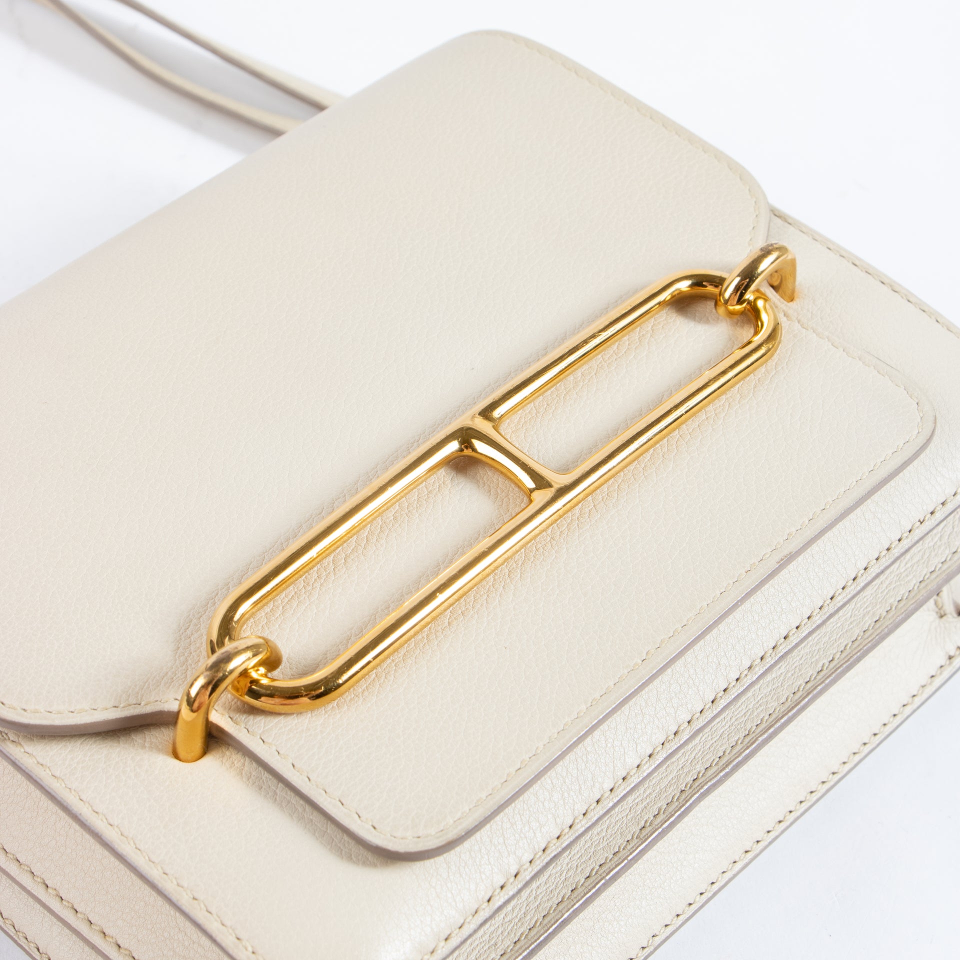 Shop the authentic Hermès Béton Evercolor Roulis 18 Bag on Labellov.com !