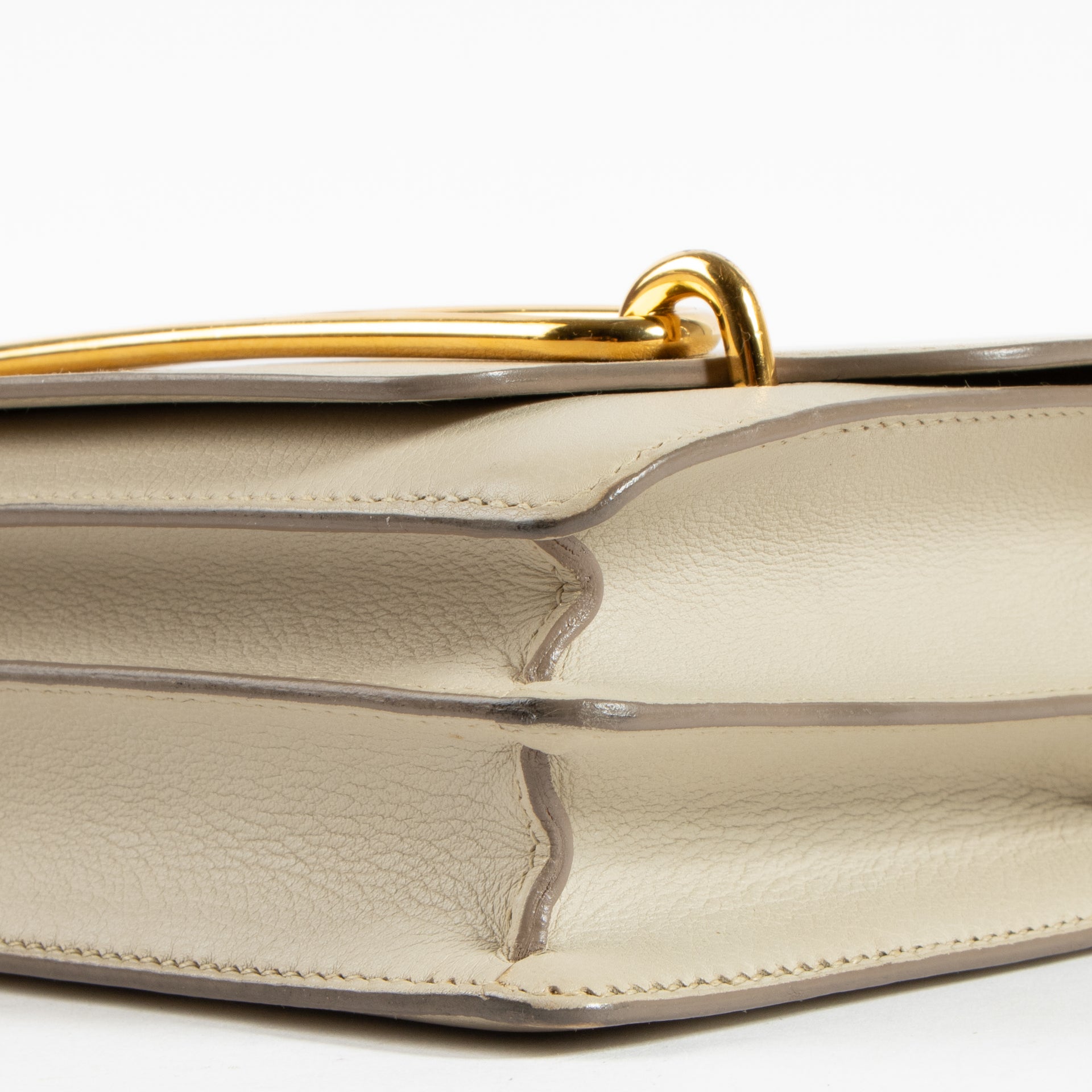 Shop the authentic Hermès Béton Evercolor Roulis 18 Bag on Labellov.com !