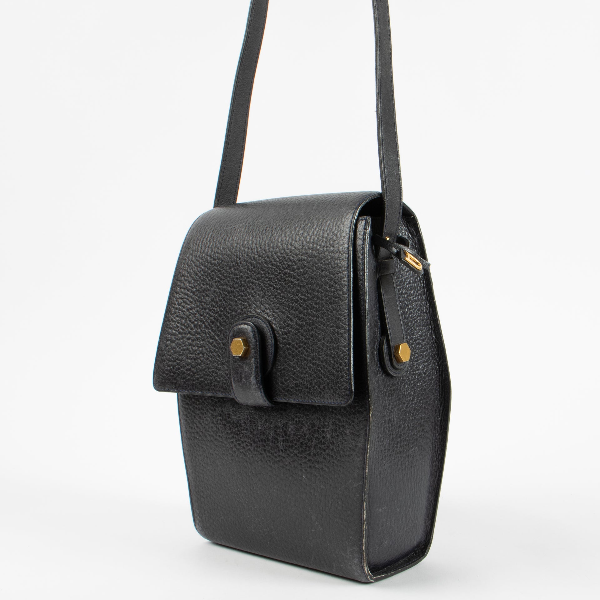 Shop the authentic Delvaux Vintage Navy Leather Bolt Crossbody Bag second hand on Labellov.com!