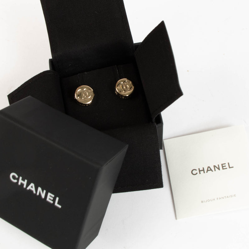 Shop the authentic Chanel Gold 25C CC Stud Earrings second hand on Labellov.com