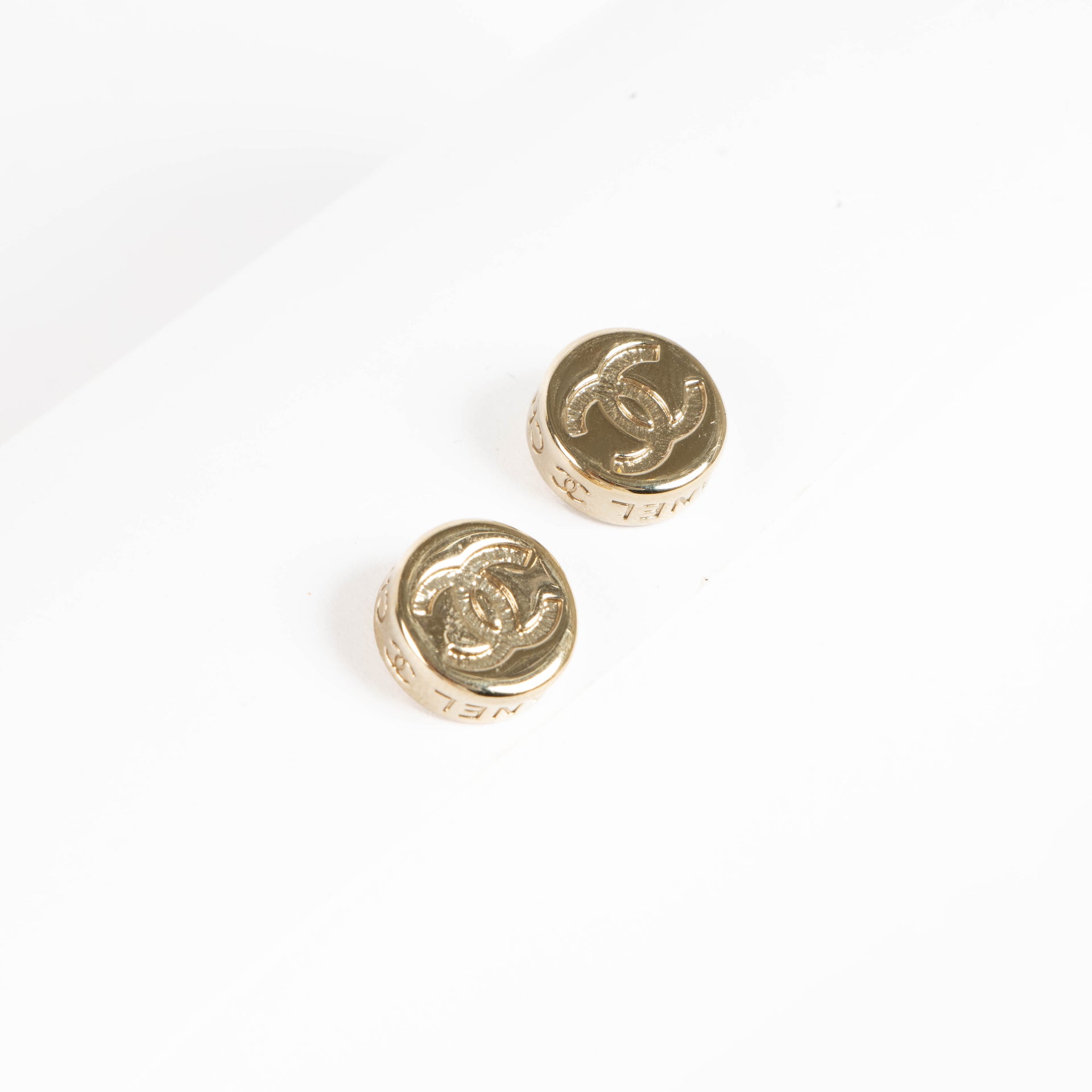 Shop the authentic Chanel Gold 25C CC Stud Earrings second hand on Labellov.com