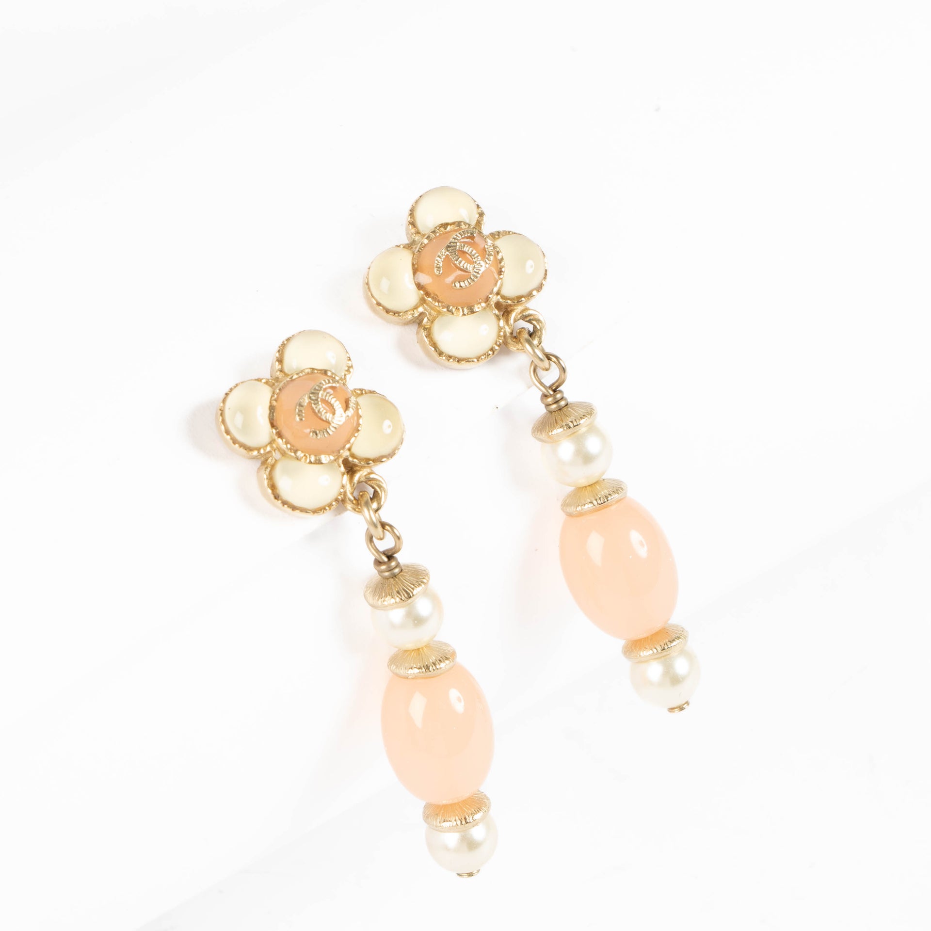 Shop the authentic Chanel 16C Flower Resin Drop Earrings second hand on Labellov.com