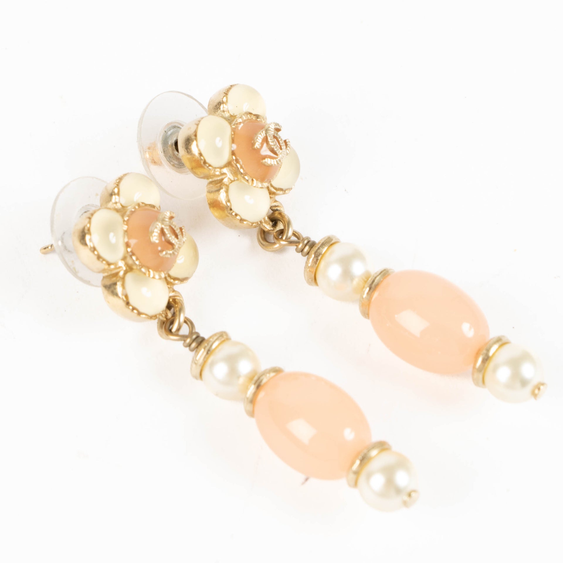 Shop the authentic Chanel 16C Flower Resin Drop Earrings second hand on Labellov.com