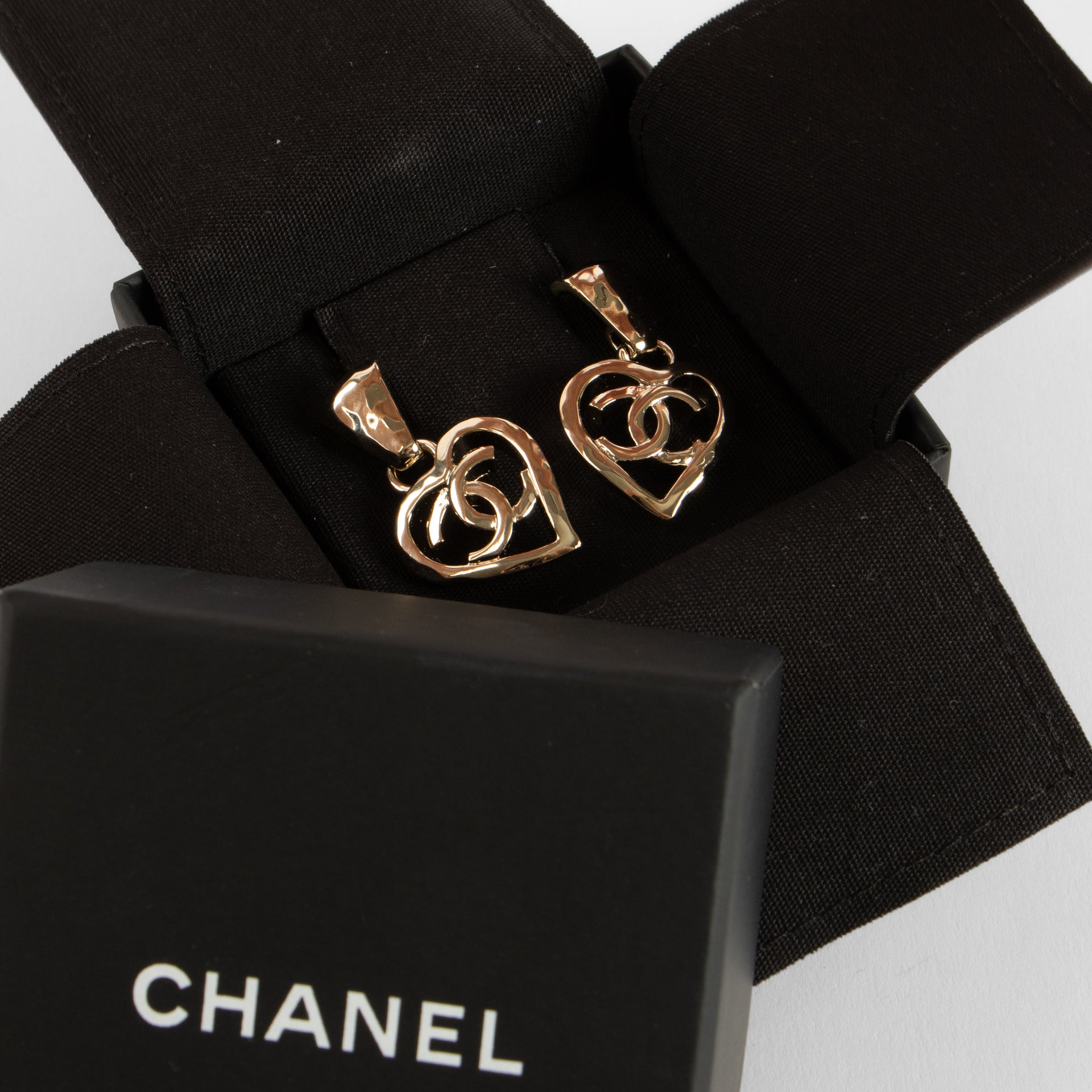 Shop the 100% authentic Chanel 22P Gold Tone CC Heart Drop Earrings second hand on Labellov.com!