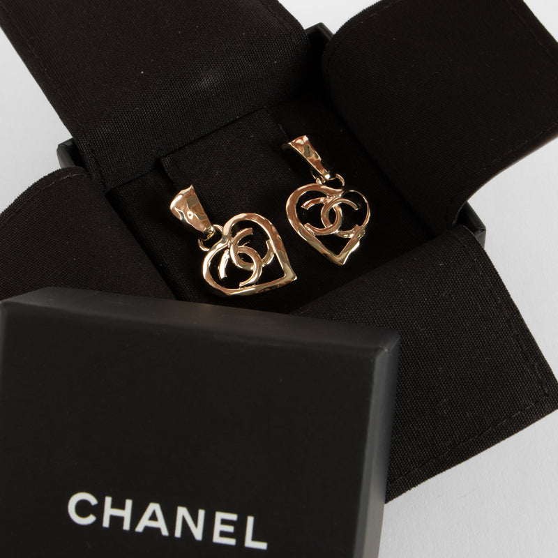 Shop the 100% authentic Chanel 22P Gold Tone CC Heart Drop Earrings second hand on Labellov.com!