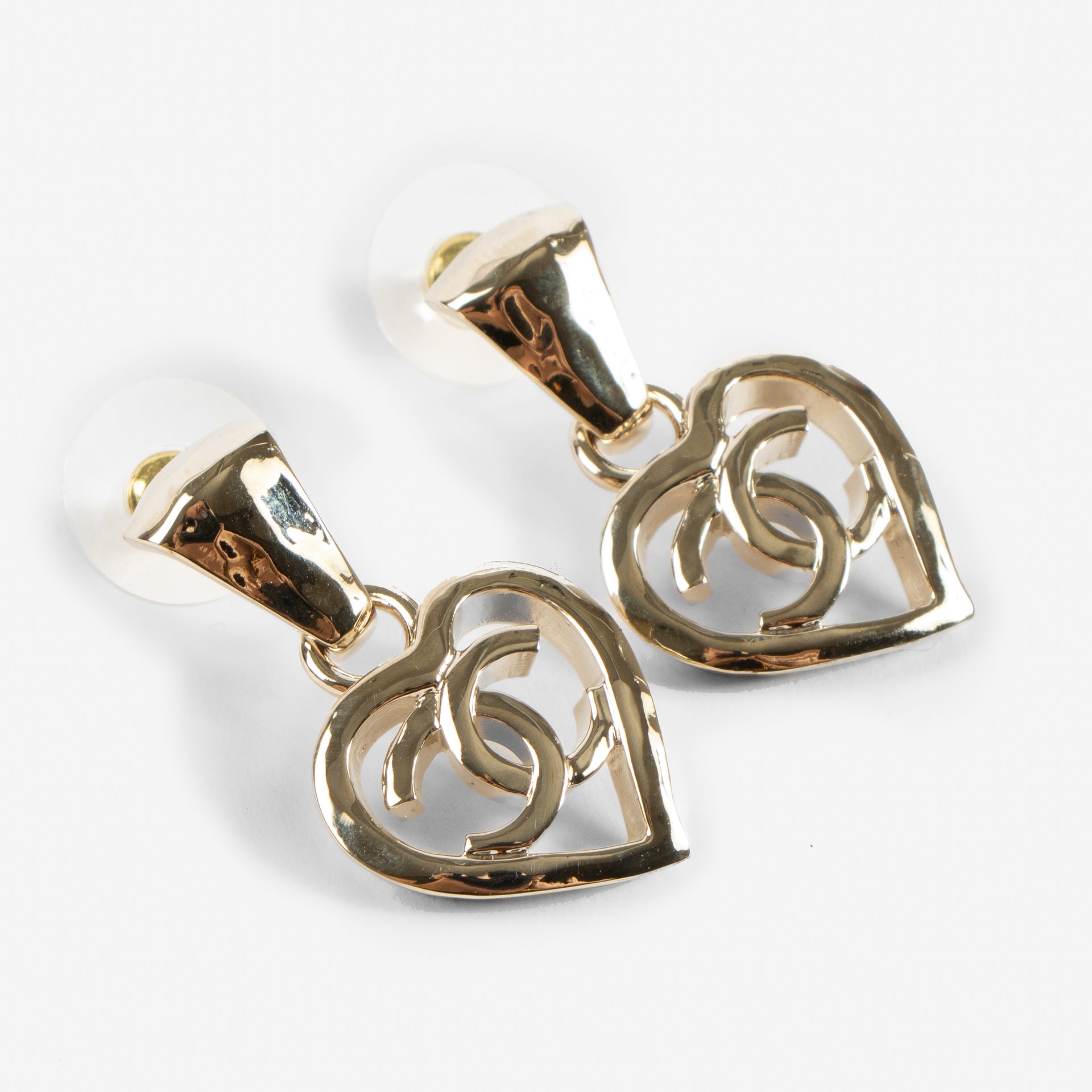 Shop the 100% authentic Chanel 22P Gold Tone CC Heart Drop Earrings second hand on Labellov.com!