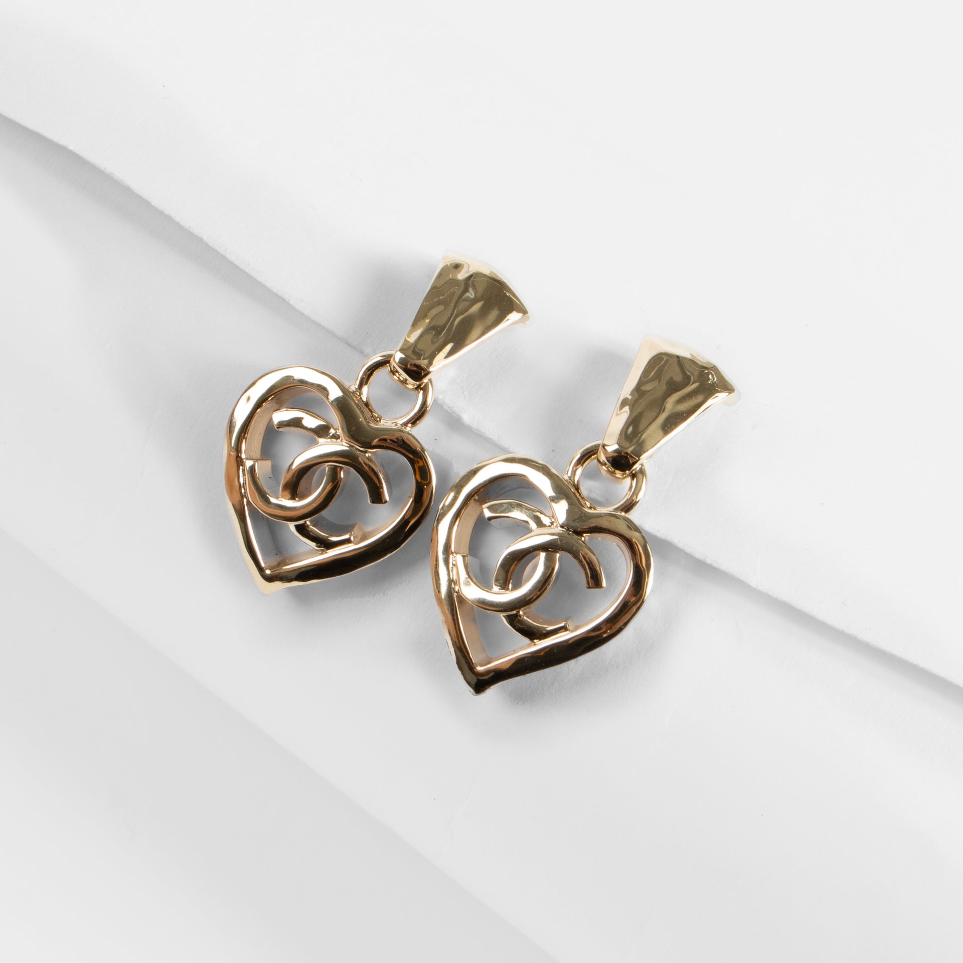 Shop the 100% authentic Chanel 22P Gold Tone CC Heart Drop Earrings second hand on Labellov.com!