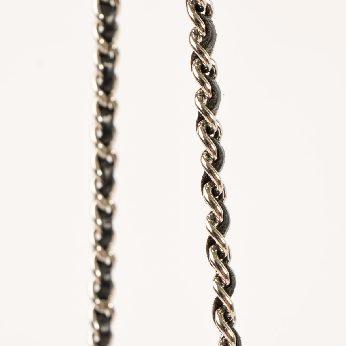 Shop the authentic Chanel Black Caviar Classic Wallet On Chain Bag second hand on Labellov.com!