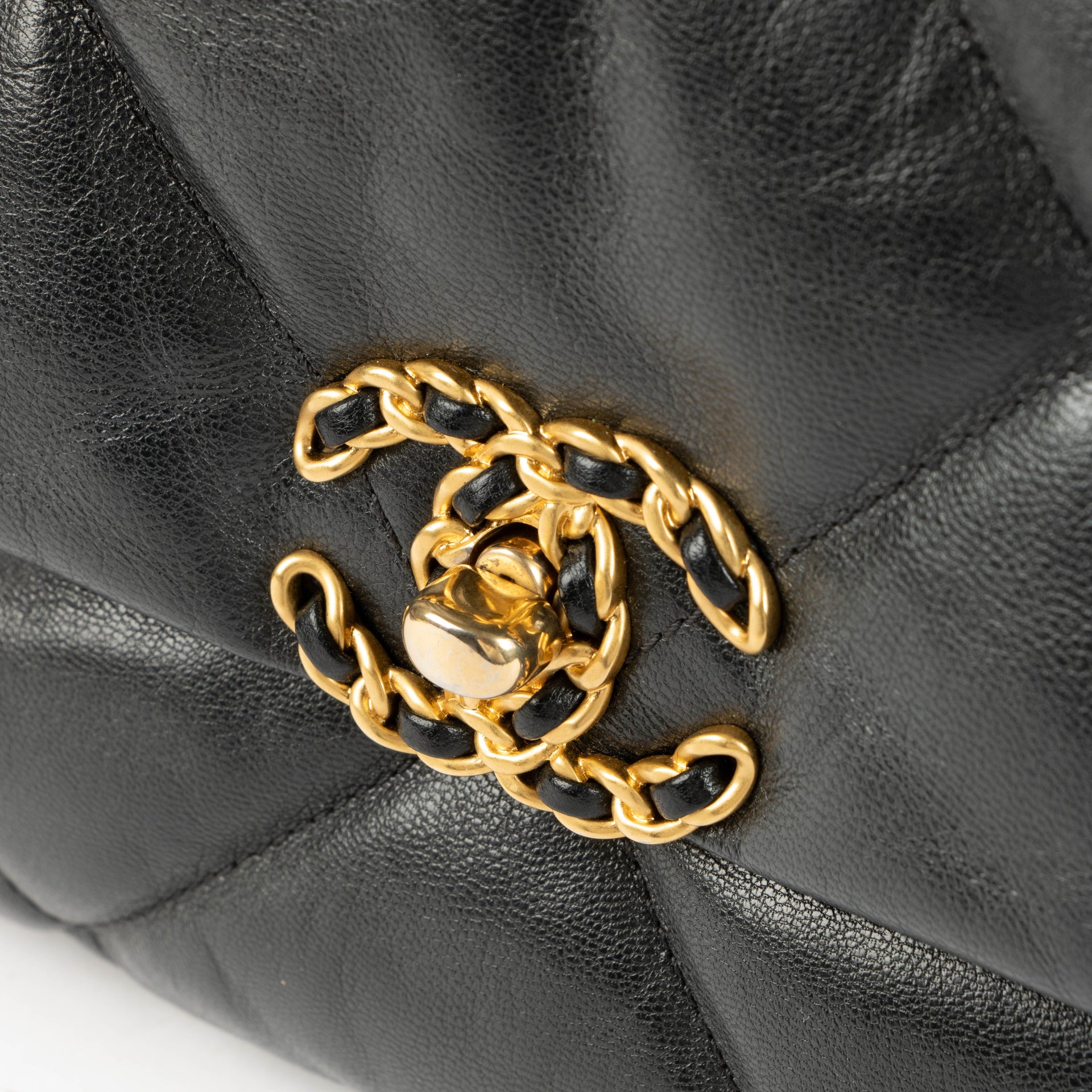 Sac Chanel 19 grand modèle en chevreau noir Chanel