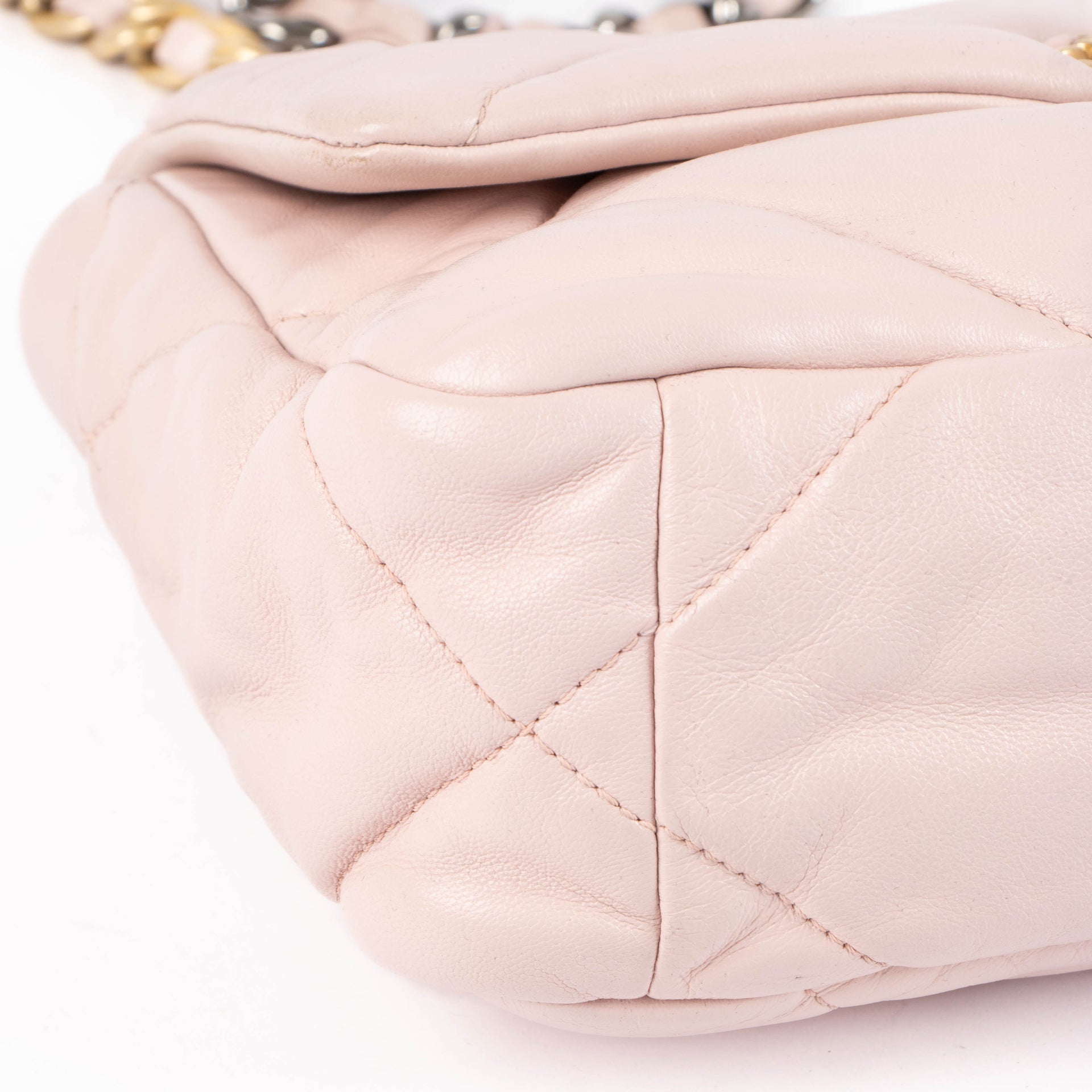 Sac Chanel 19 petit modèle en agneau rose pâle Chanel