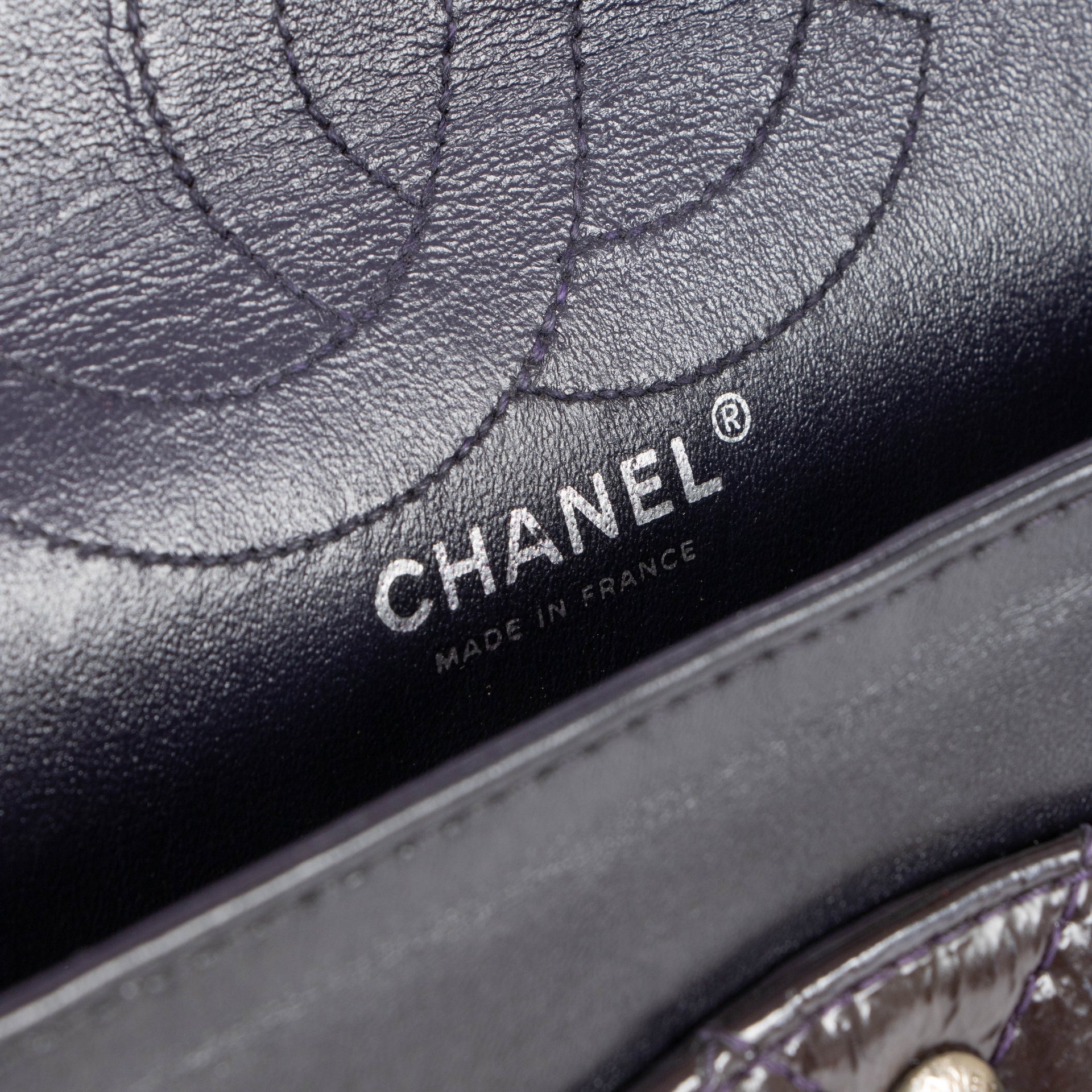 Sac Chanel 2.55 grand modèle en cuir verni bleu marine