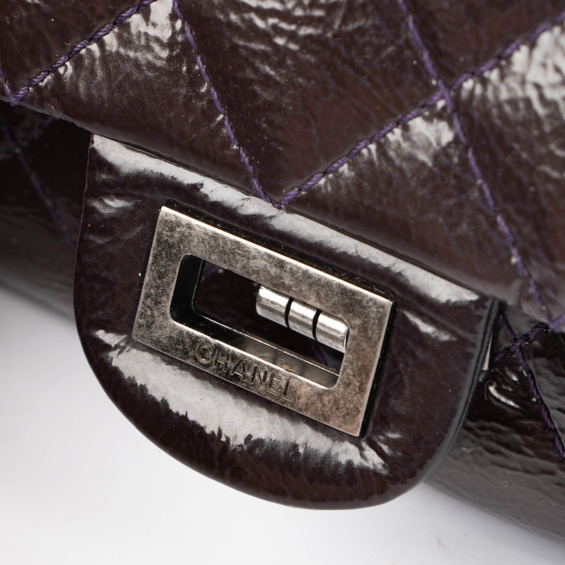 Sac Chanel 2.55 grand modèle en cuir verni bleu marine