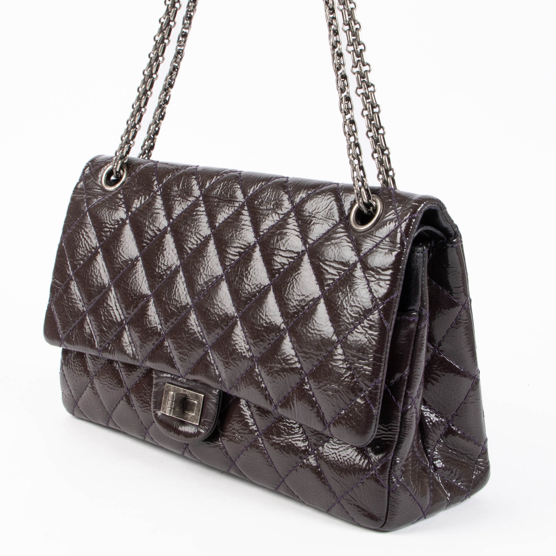 Sac Chanel 2.55 grand modèle en cuir verni bleu marine