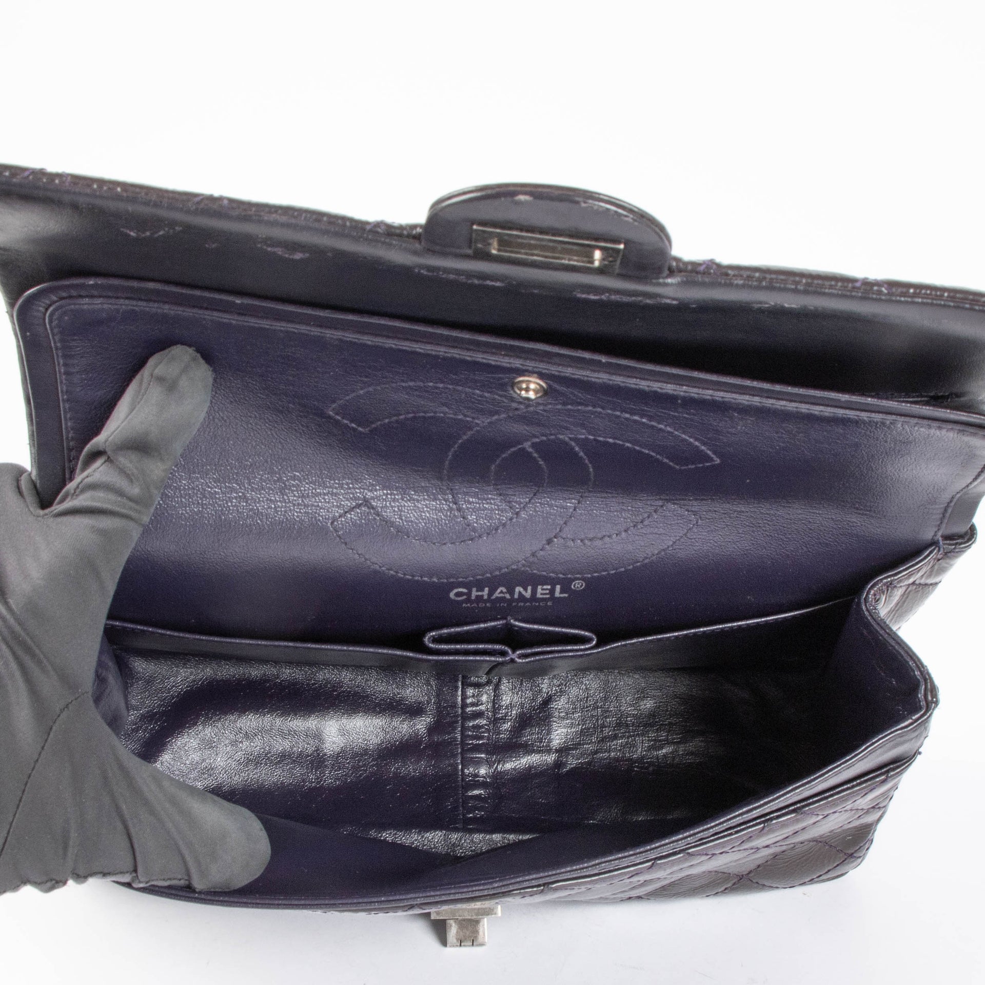Sac Chanel 2.55 grand modèle en cuir verni bleu marine