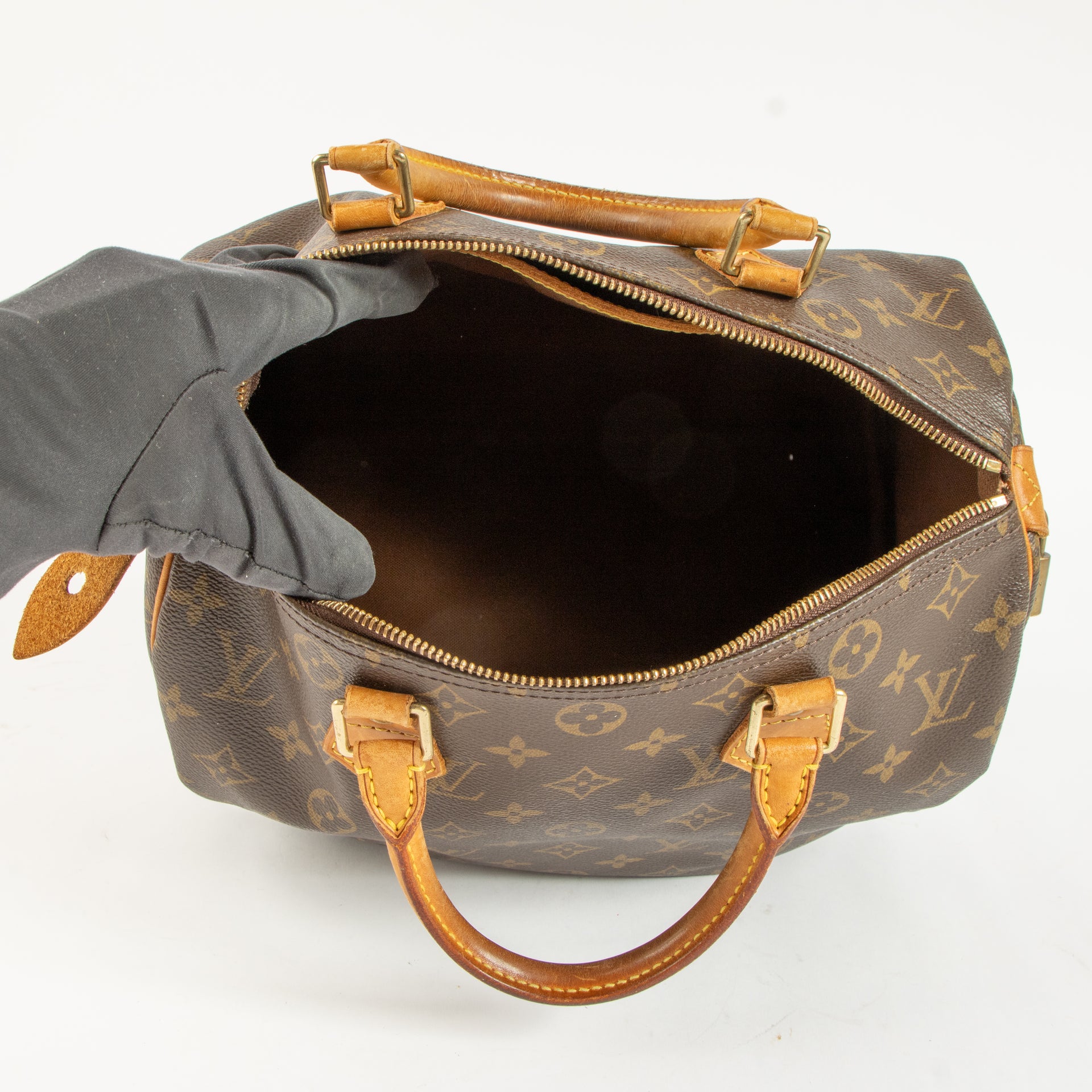 Shop the authentic Louis Vuitton Monogram Speedy 25 Bag on Labellov.com !