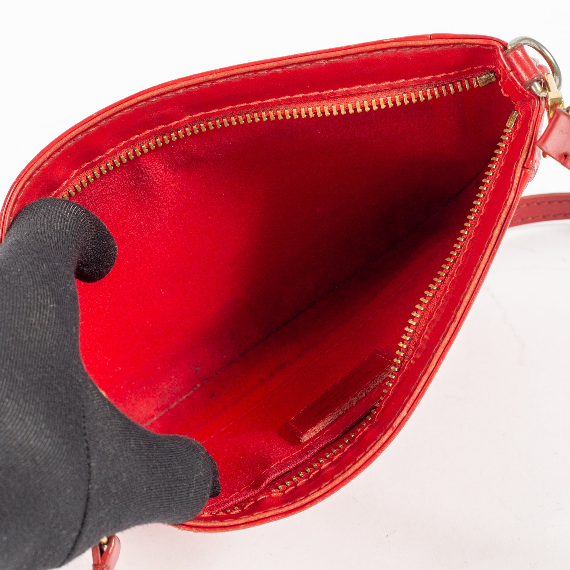 Shop the authentic Louis Vuitton Red Epi Sarvanga Crossbody on Labellov.com !