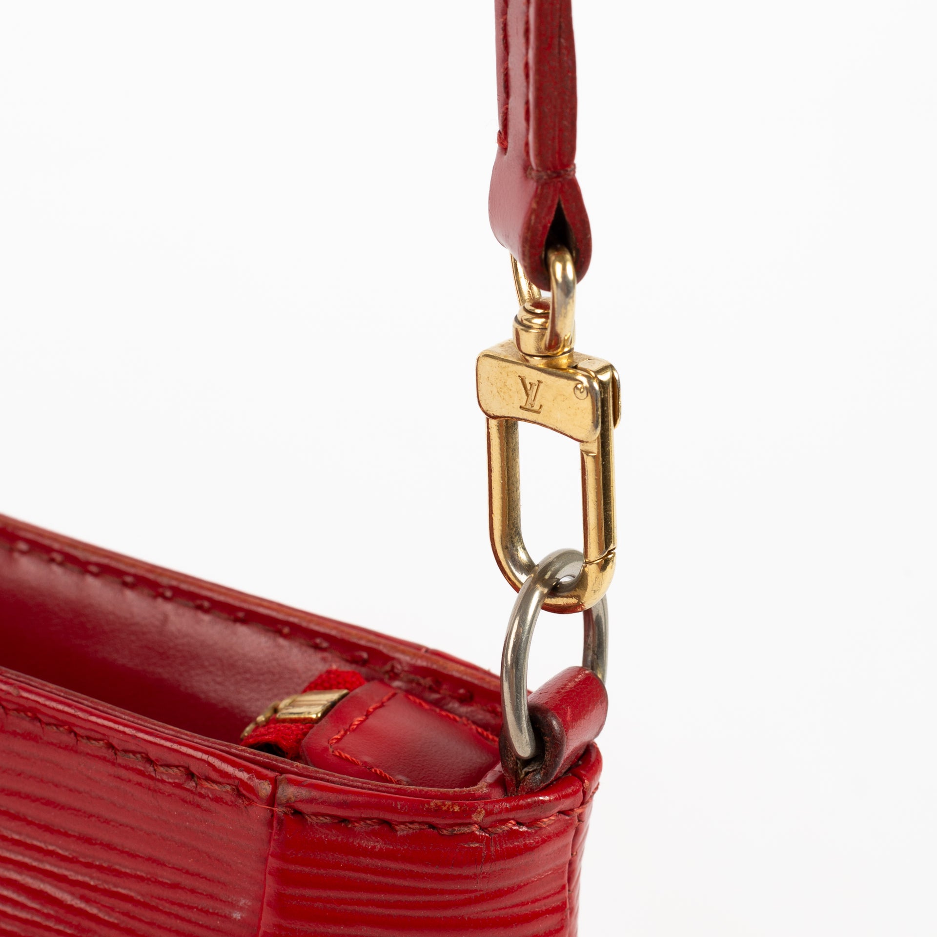 Shop the authentic Louis Vuitton Red Epi Sarvanga Crossbody on Labellov.com !