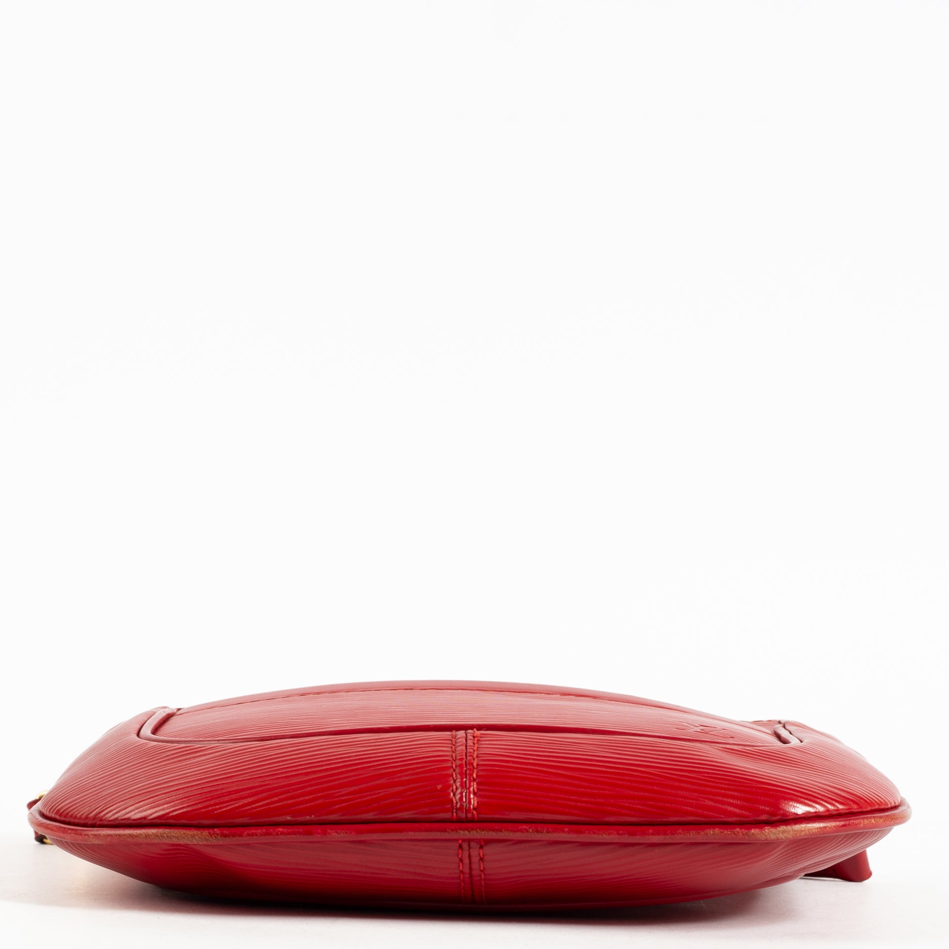 Shop the authentic Louis Vuitton Red Epi Sarvanga Crossbody on Labellov.com !