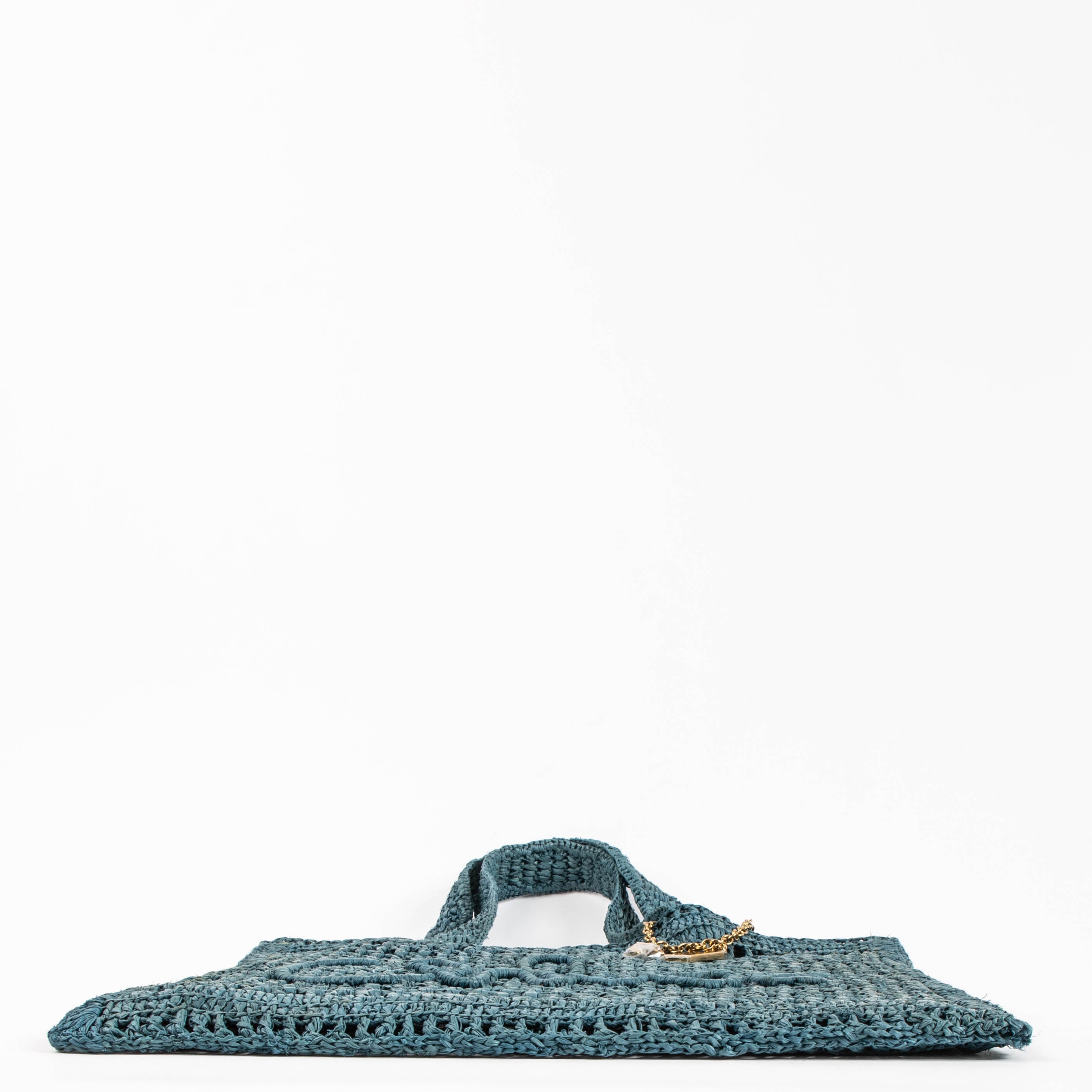 Chloe SUMMER BANANAトートバッグ(stormy sea) Chloé Stormy Sea Blue Raffia Summer Banana Tote Bag – Labellov