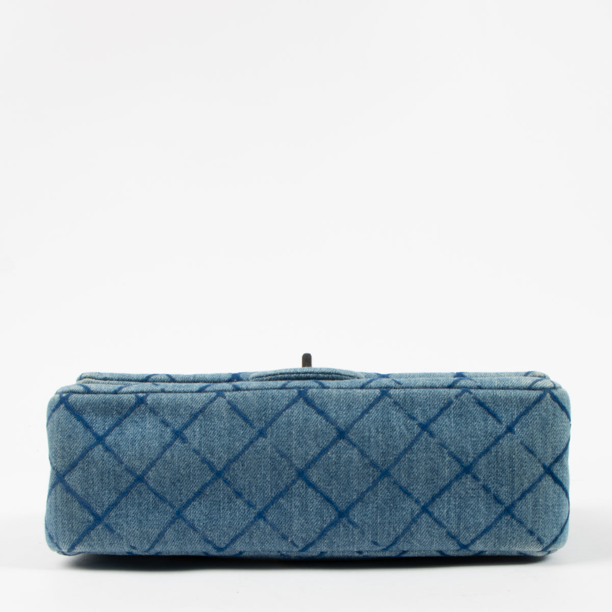 Shop the authentic Chanel Blue Denim Medium 2.55 Reissue bag second hand on Labellov.com!
