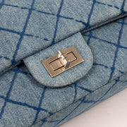 Shop the authentic Chanel Blue Denim Medium 2.55 Reissue bag second hand on Labellov.com!
