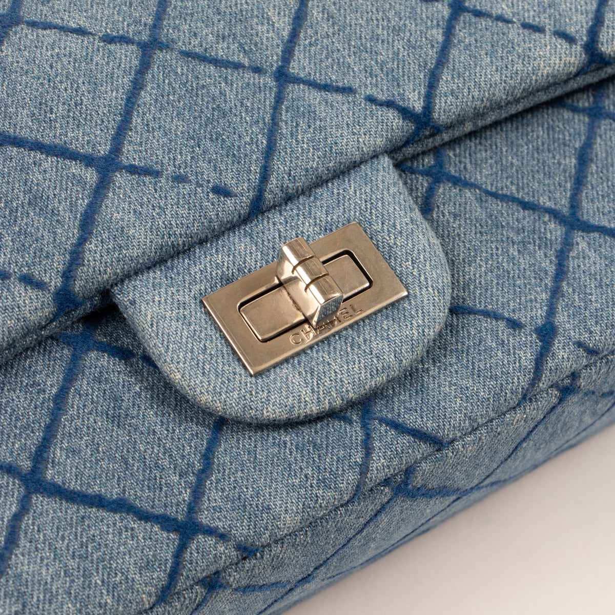 Shop the authentic Chanel Blue Denim Medium 2.55 Reissue bag second hand on Labellov.com!
