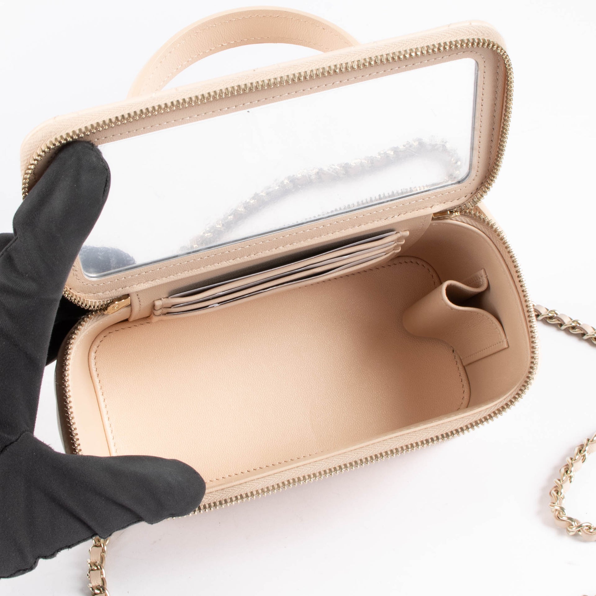 Shop this 100% authentic Chanel Vanity Soft Pink GHW at Labellov.com