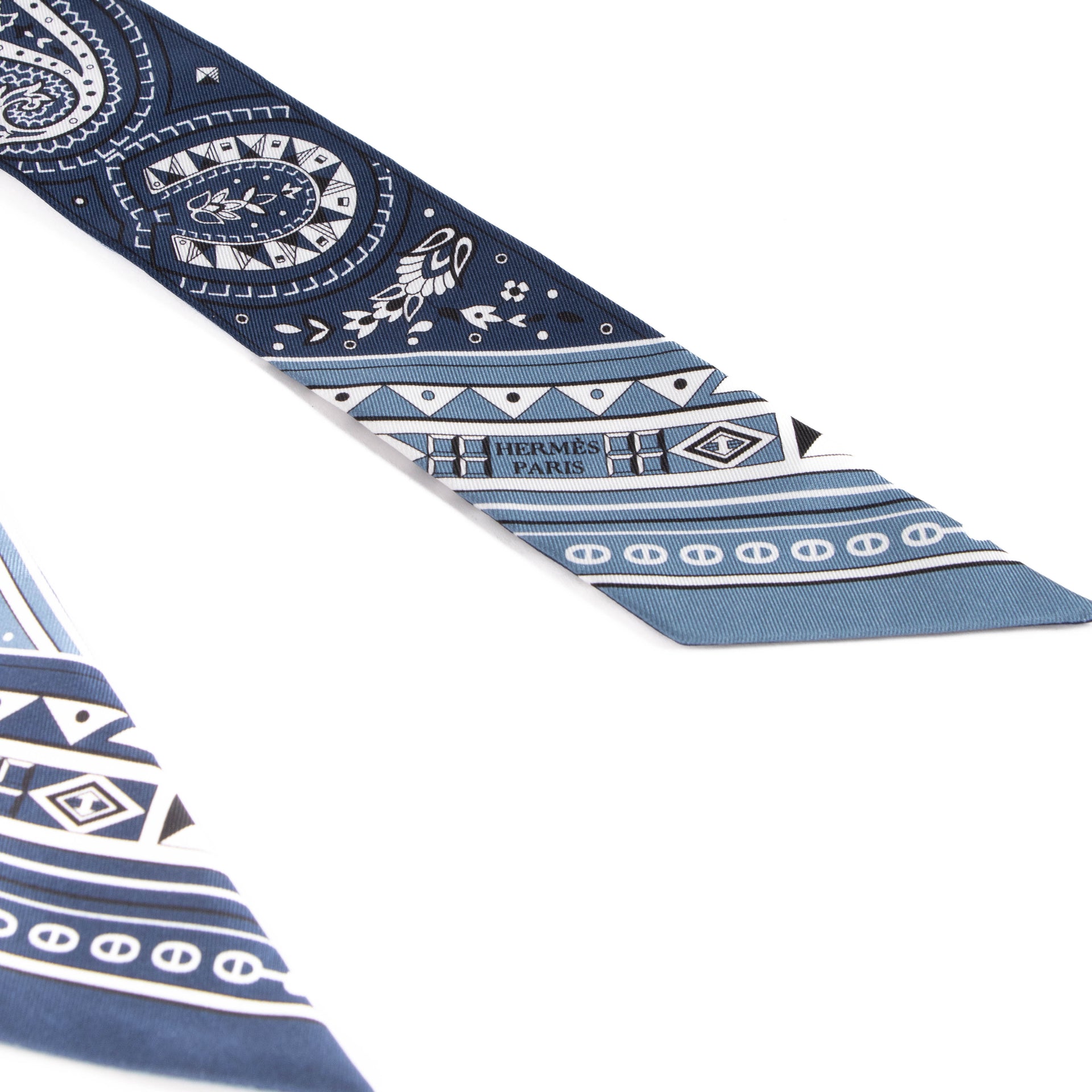Shop this 100% authentic Hermès Twilly Cheval de Coeur Bandana at Labellov.com.