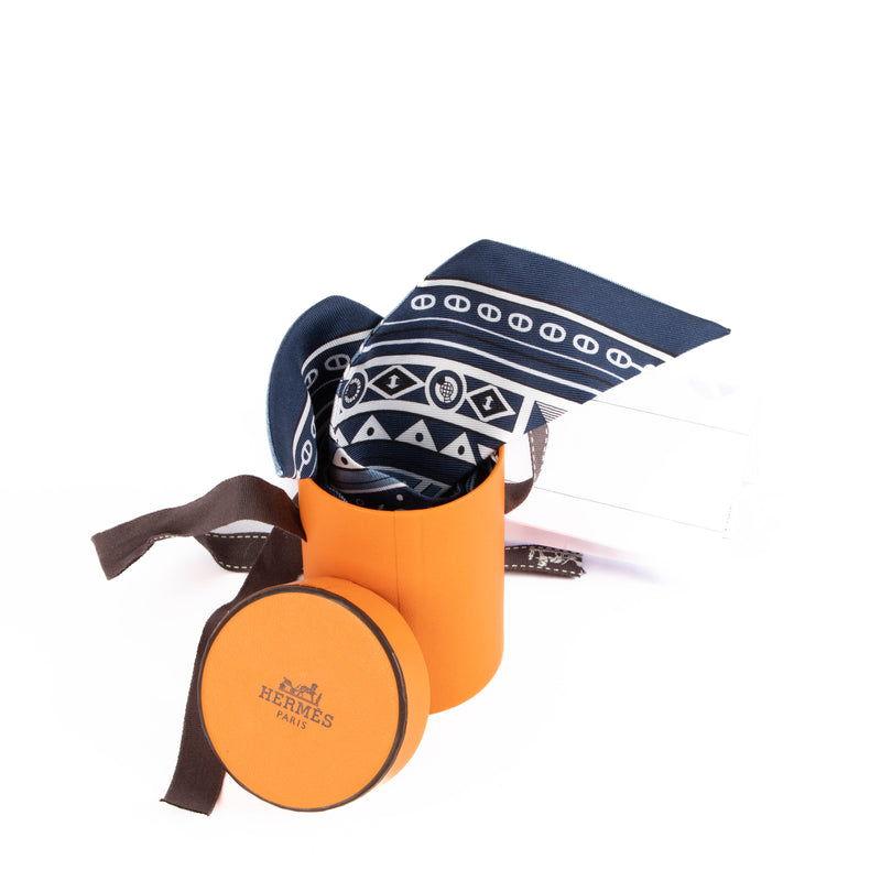 Shop this 100% authentic Hermès Twilly Cheval de Coeur Bandana at Labellov.com.
